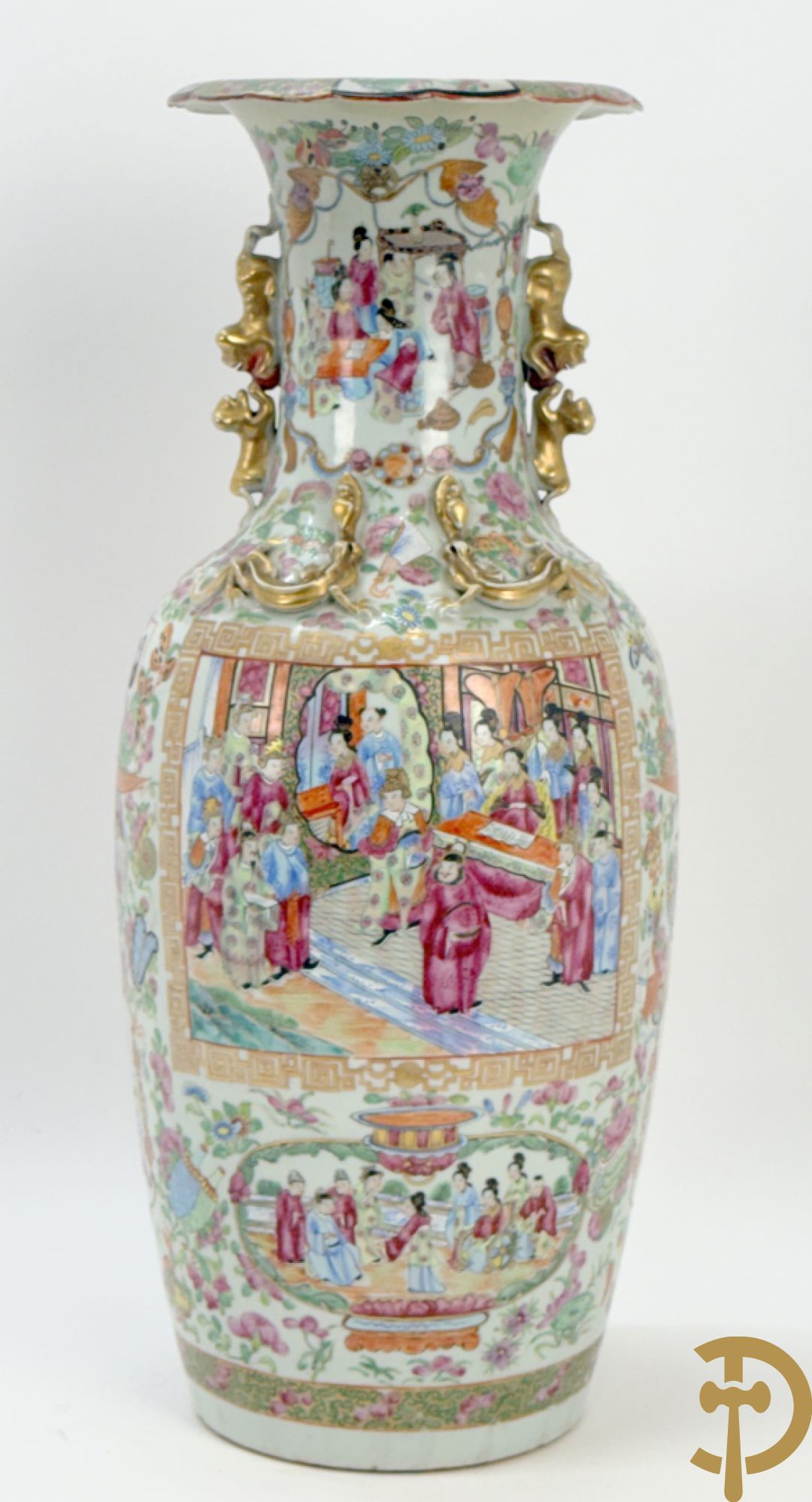 Chinese porseleinen Kanton vaas met geanimeerde hoftaferelen, natuurmotieven, fauna en floradecor