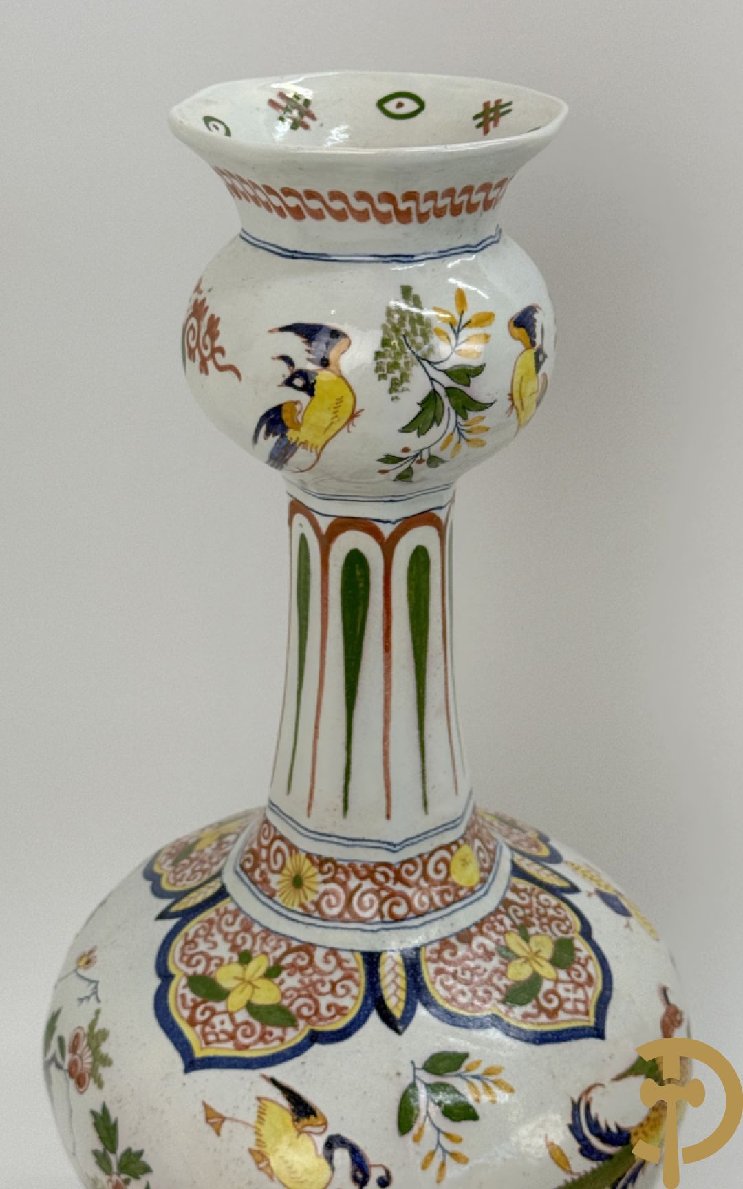 Driestel in polychrome faience met decor van vogels en bloemen bestaande uit dekselpotiche geflankeerd door 2 knobbelvazen, Boch 104/5