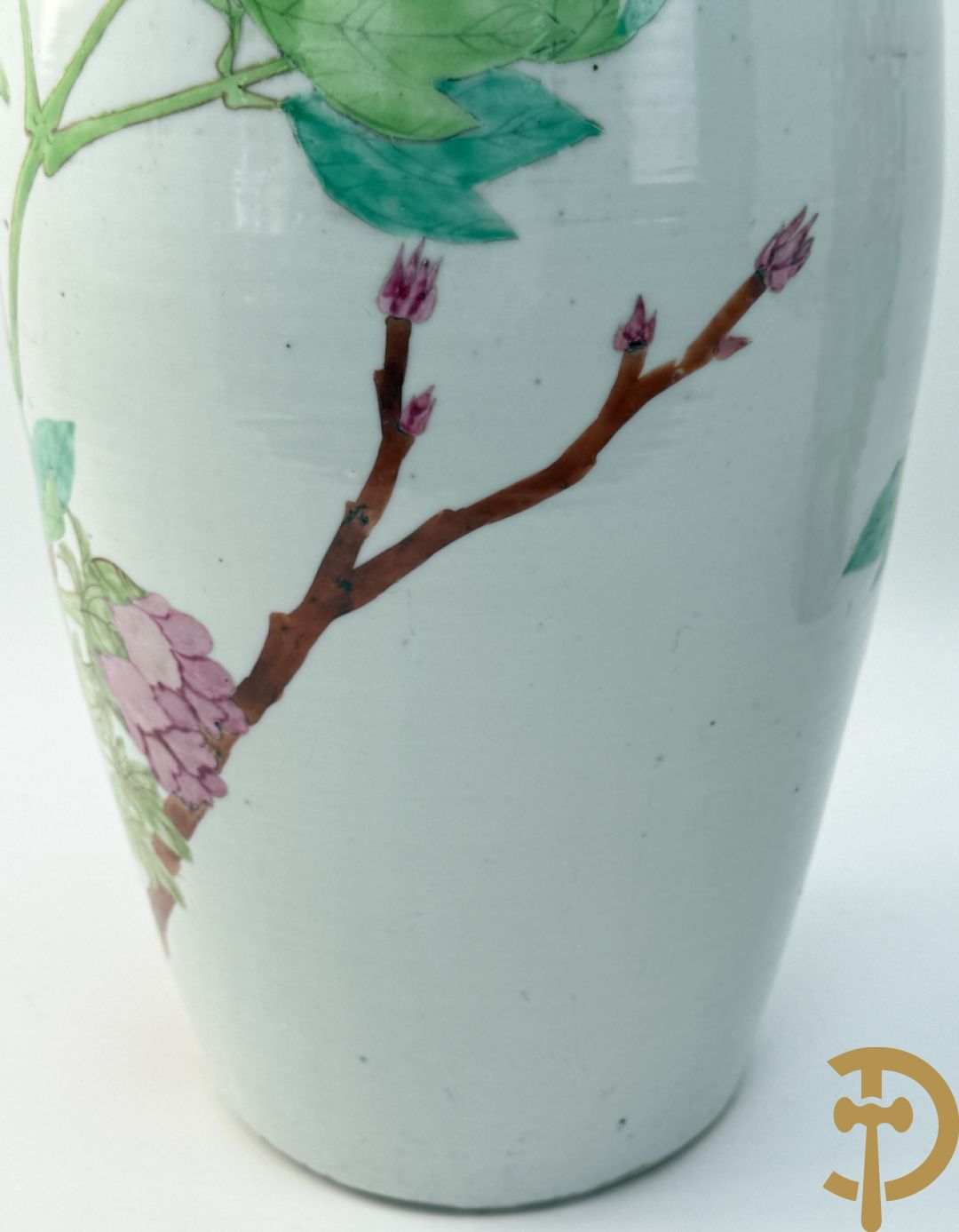 Paar Chinese porseleinen vazen met bloemen- en vogeldecor, achteraan getekend