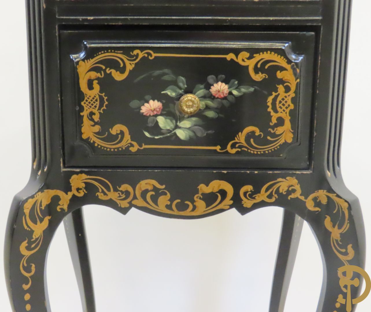 Zwart gelakt bijzetkastje met  2 lades beschilderd met bloemenmotieven, bovenaan met marmeren blad