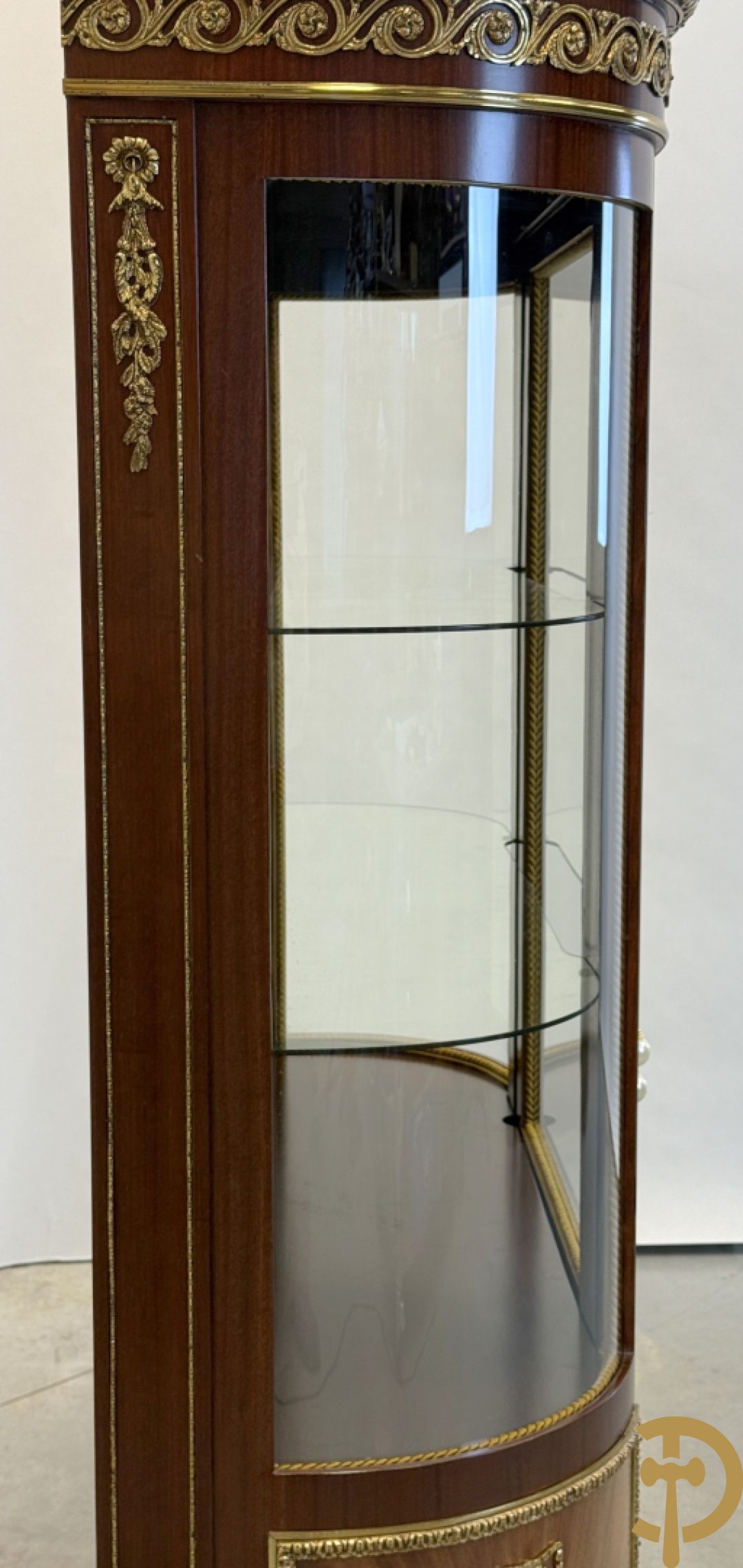 Notelaren vitrine met afgeronde zijkanten, bezet met bronzen plakkettes van dame en cupido