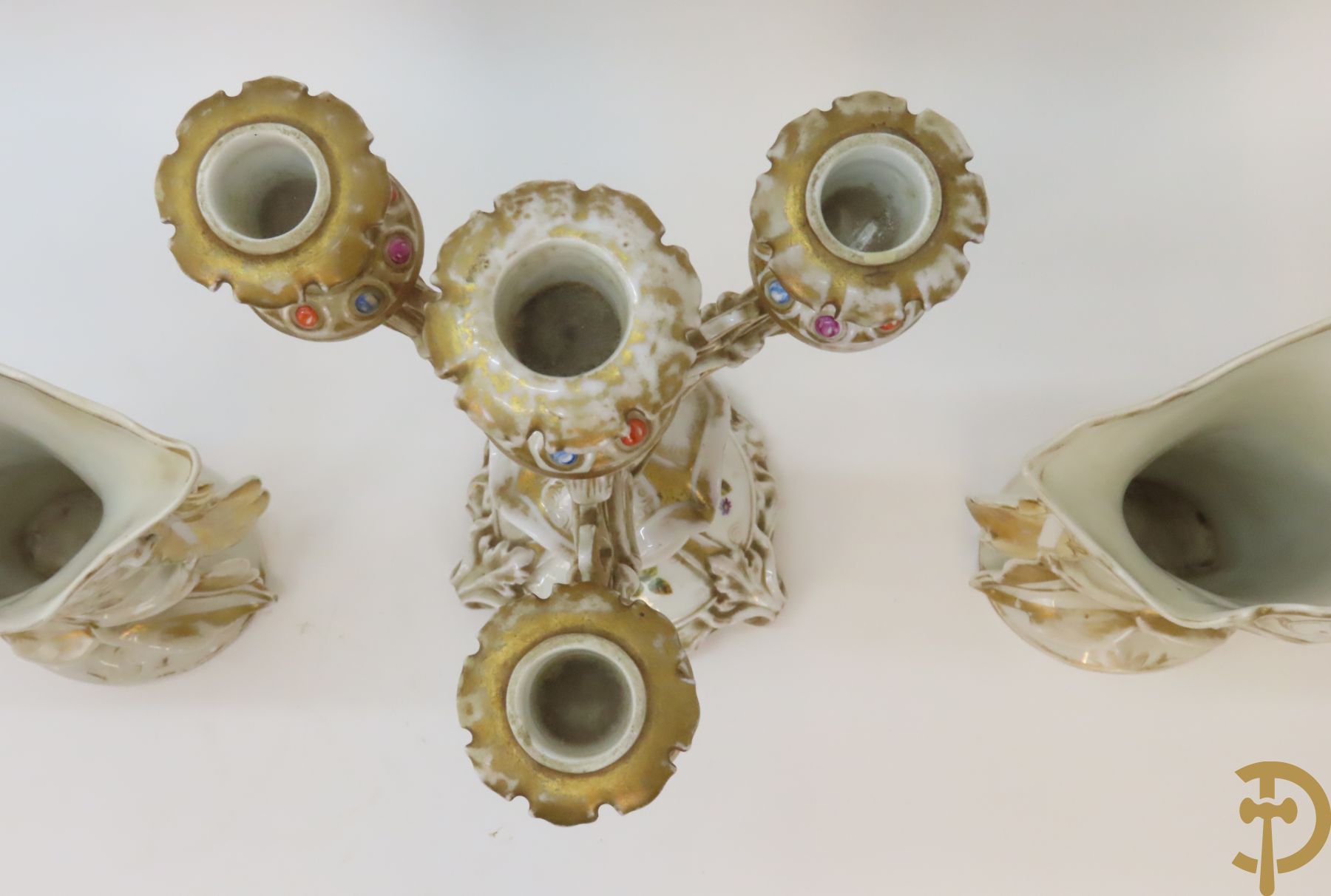 Porseleinen Vieux Paris vierarmige kandelaar met bloemen bezet + paar Vieux Bruxelles cornetvazen