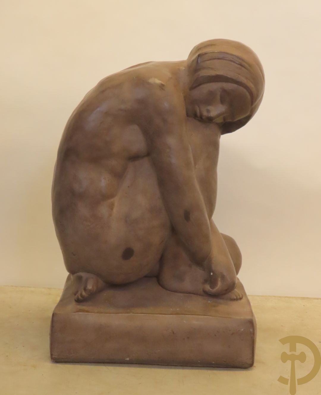 Geknielde zittende gepatineerde dame in composiet, Art deco stijl