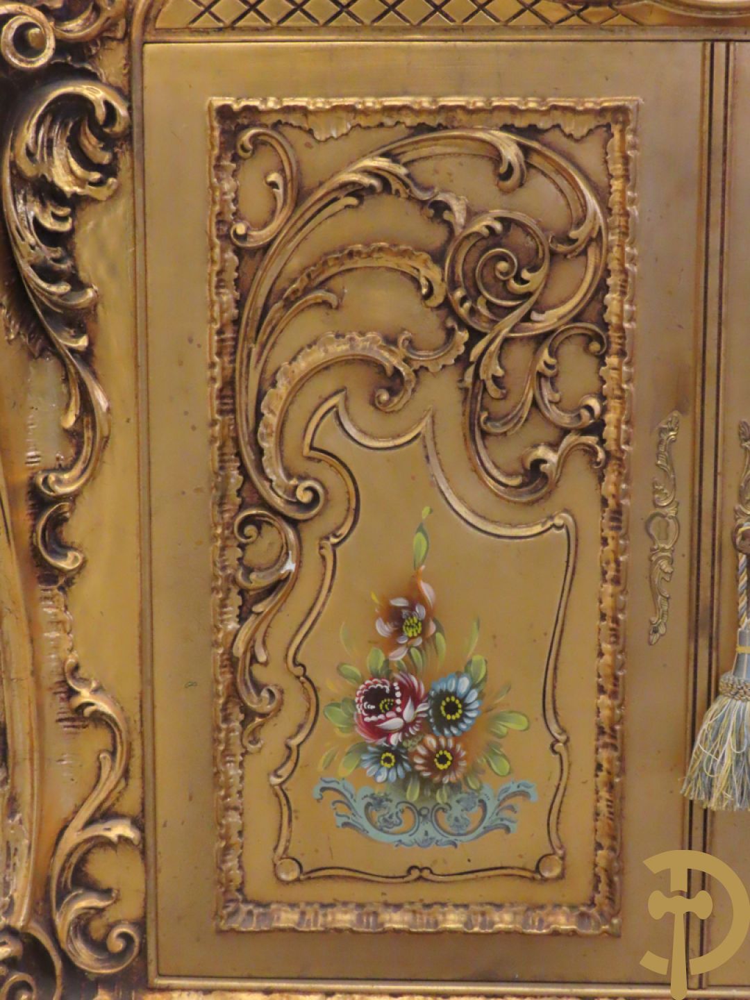 Uitzonderlijke vergulde Louis XV eetkamer bestaande uit vijfdeursdressoir met voluutvormige accanthusranken en rocailles, beschilderd met bloemenmotieven en centraal tafererel met hoornen des overvloeds + bijhorende spiegel vergulde tafel op voluutvormige poten met zes bijhorende stoelen + vitrine met accanthusranken en centrale deur, op voluutvormige poten