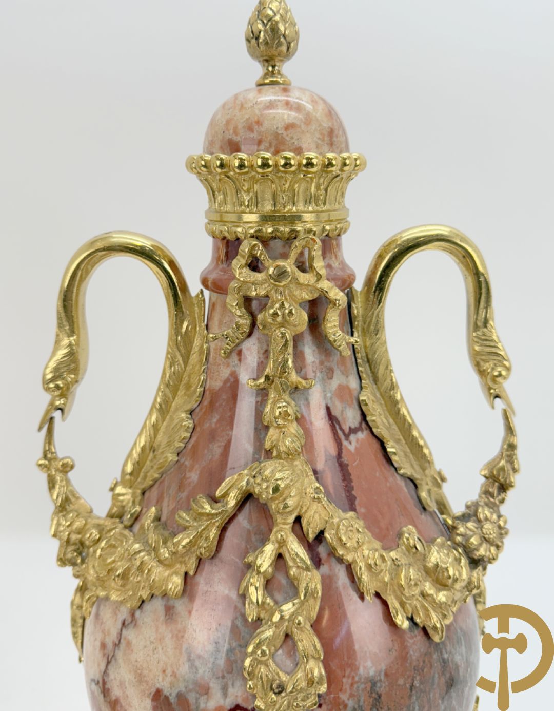 Paar marmeren cassolettes met zwanehalzen en guirlandes