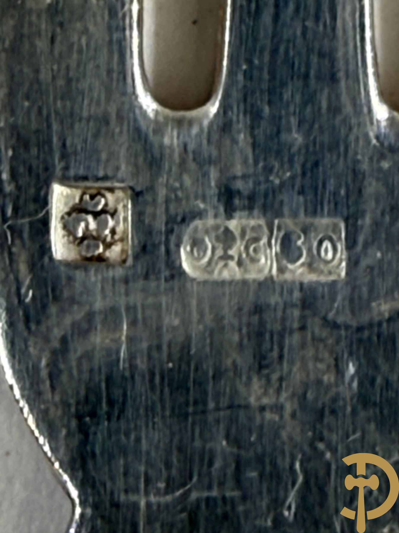 Verzilverd bestek Christoffle, model Marly bestaande uit 12 messen, 12 vorken, 12 lepels, 12 dessertvorken en 12 dessertlepels, 6 visvorken en 6 vismessen, 9 koffielepels en pollepel in schrijn