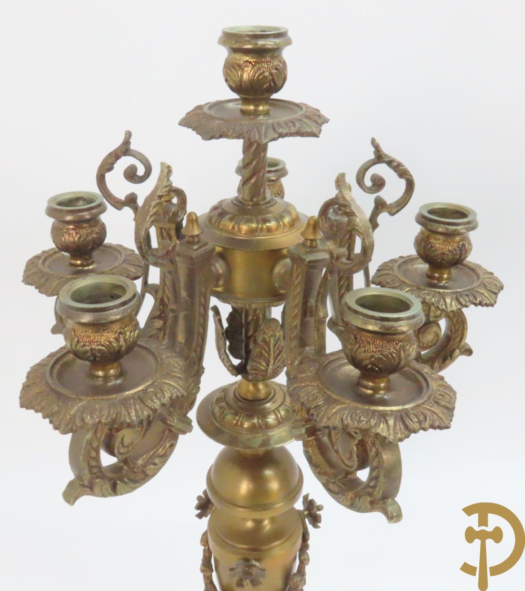 Driedelige bronzen garnituur bestaande uit pendule met 2 dames bovenaan, geflankeerd door paar zesarmige kandelaars