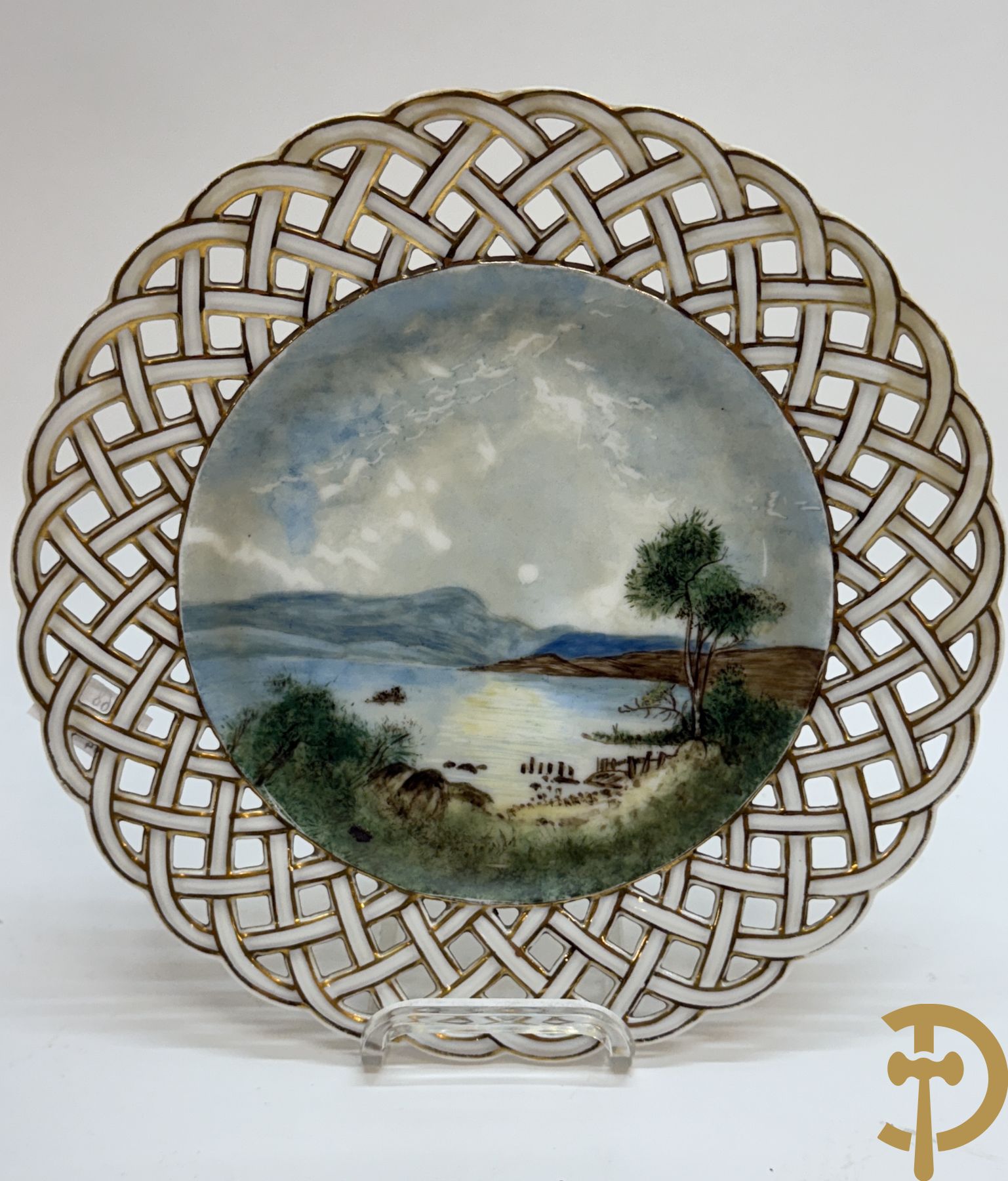 Acht handbeschilderde geajoureerde porseleinen borden met landschapsdecor, onderaan gemerkt