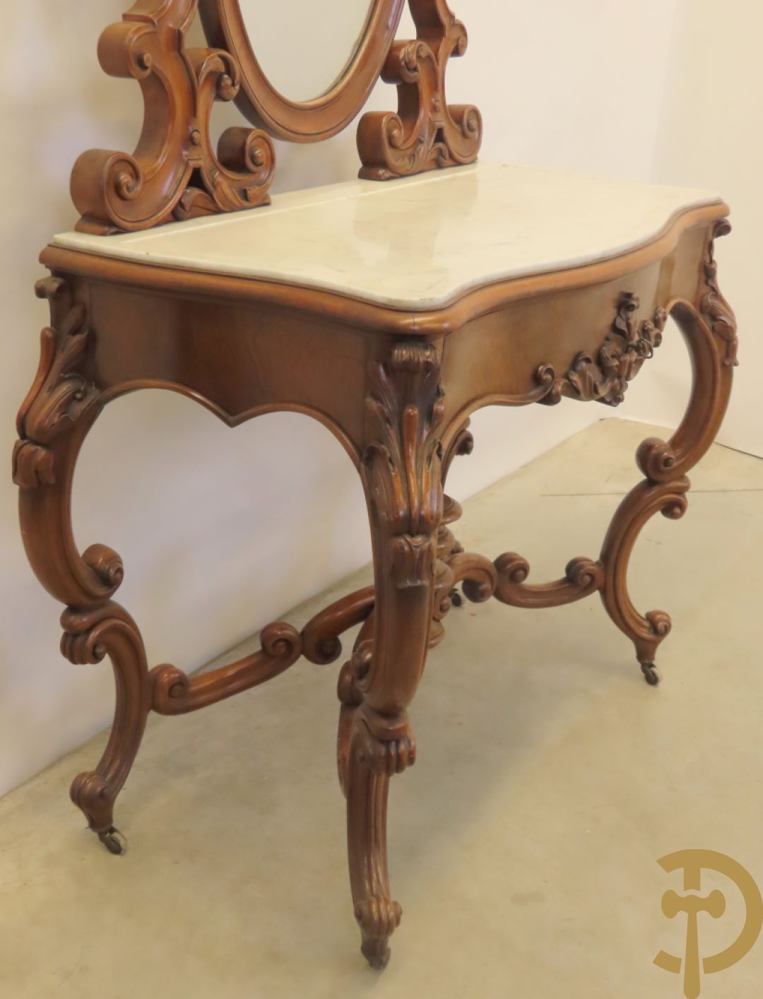 Opschiktafel Louis Philippe met accanthusranken, ovale spiegel en marmeren blad op voluutvormige poten