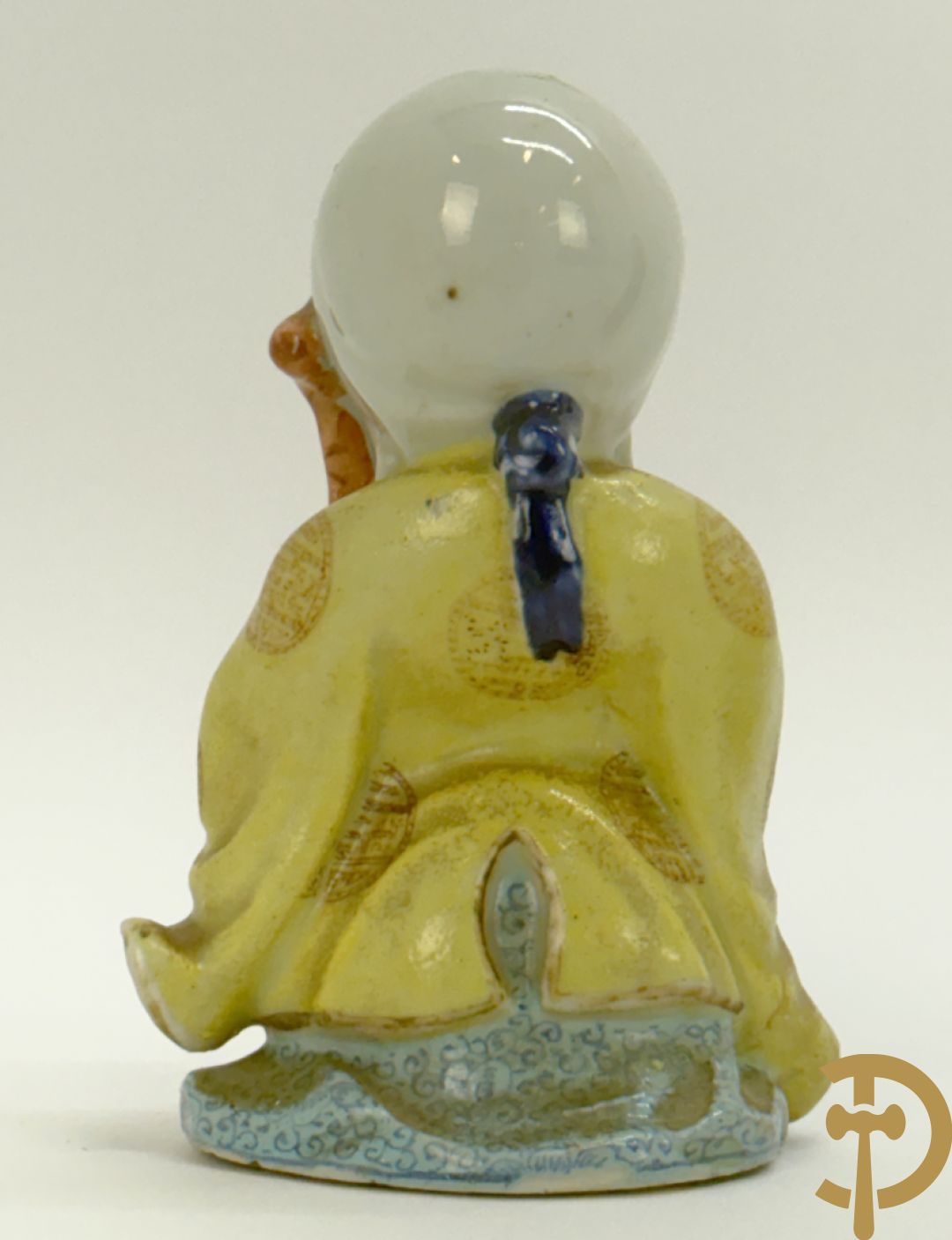 Vier Chinese porseleinen wijsgeren waarvan 1 gestempeld