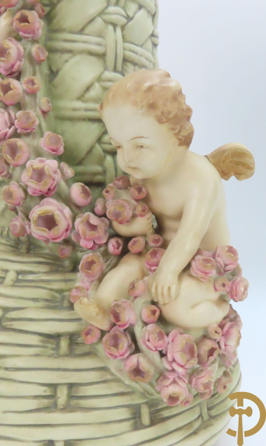 Paar meerkleurige faience vazen,  Austria gemerkt, met cupido