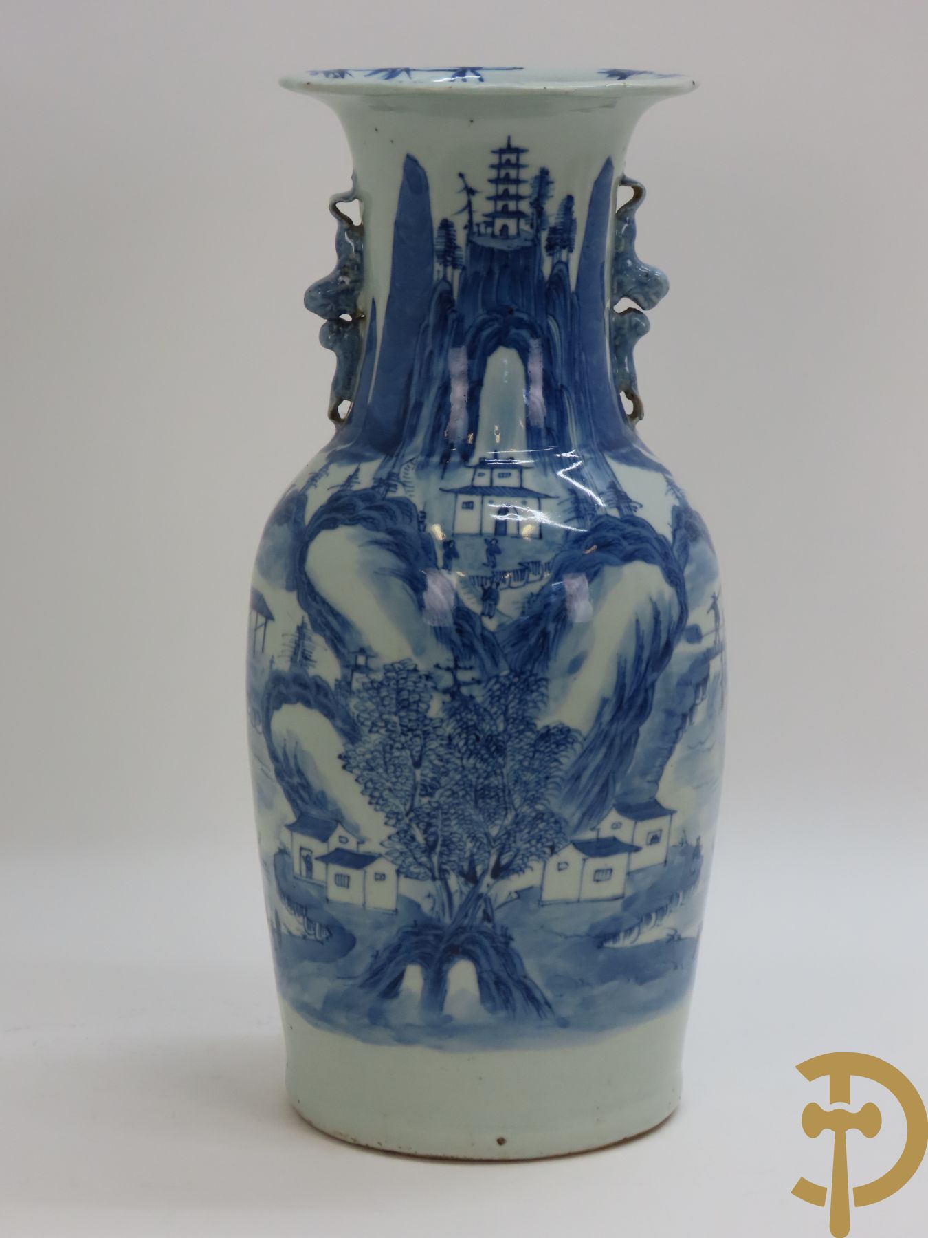 Chinese porseleinen vaas met geanimeerd blauw/wit landschapsdecor en huizenzicht