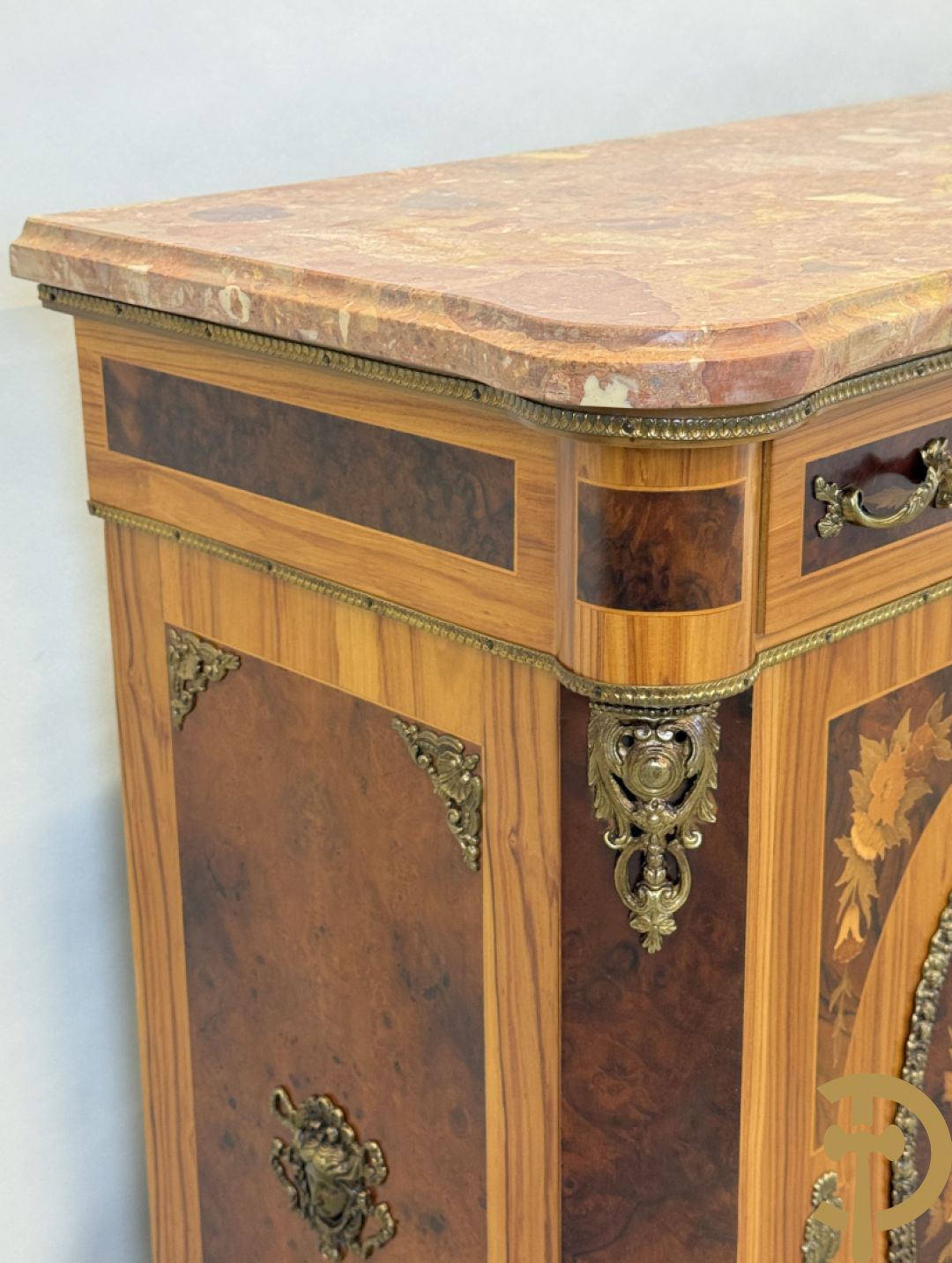 Notelaren driedeursdressoir met bloemenmarquetterie, bronsbeslag en marmeren blad