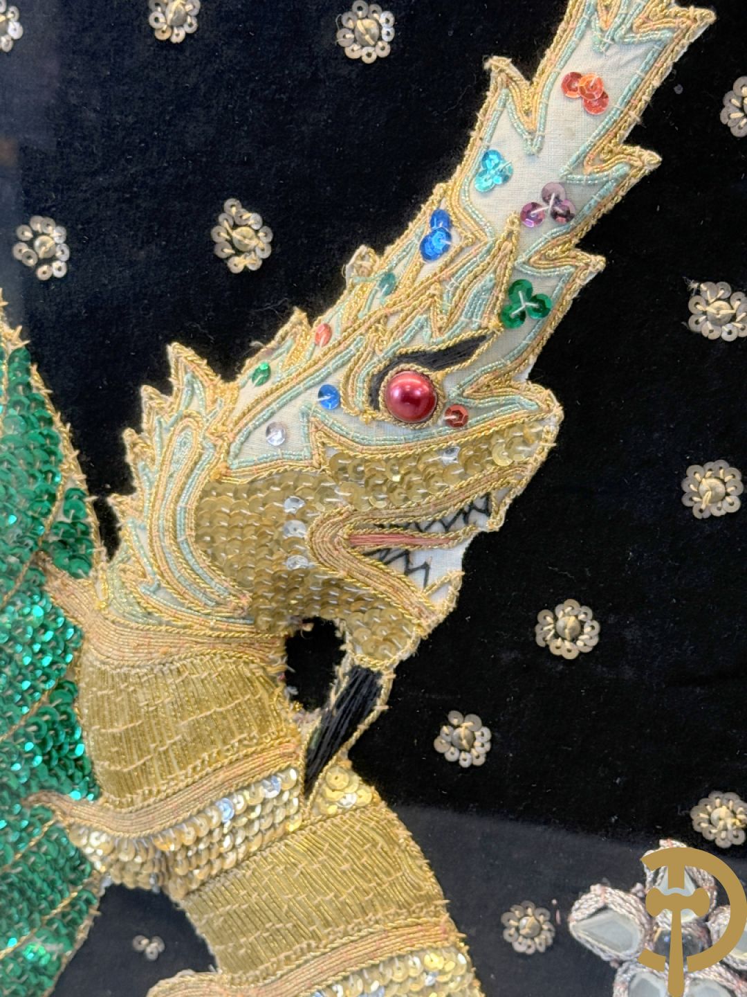 Groot Thais handgemaakt tafereel met boedhistische figuren en paradijsvogel