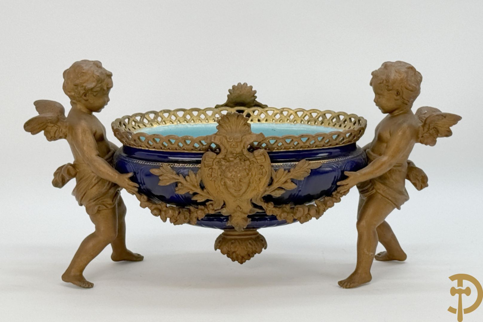 Blauwe coupe gehouden door paar zamak cupido