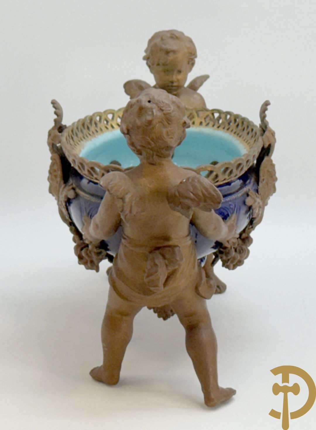 Blauwe coupe gehouden door paar zamak cupido