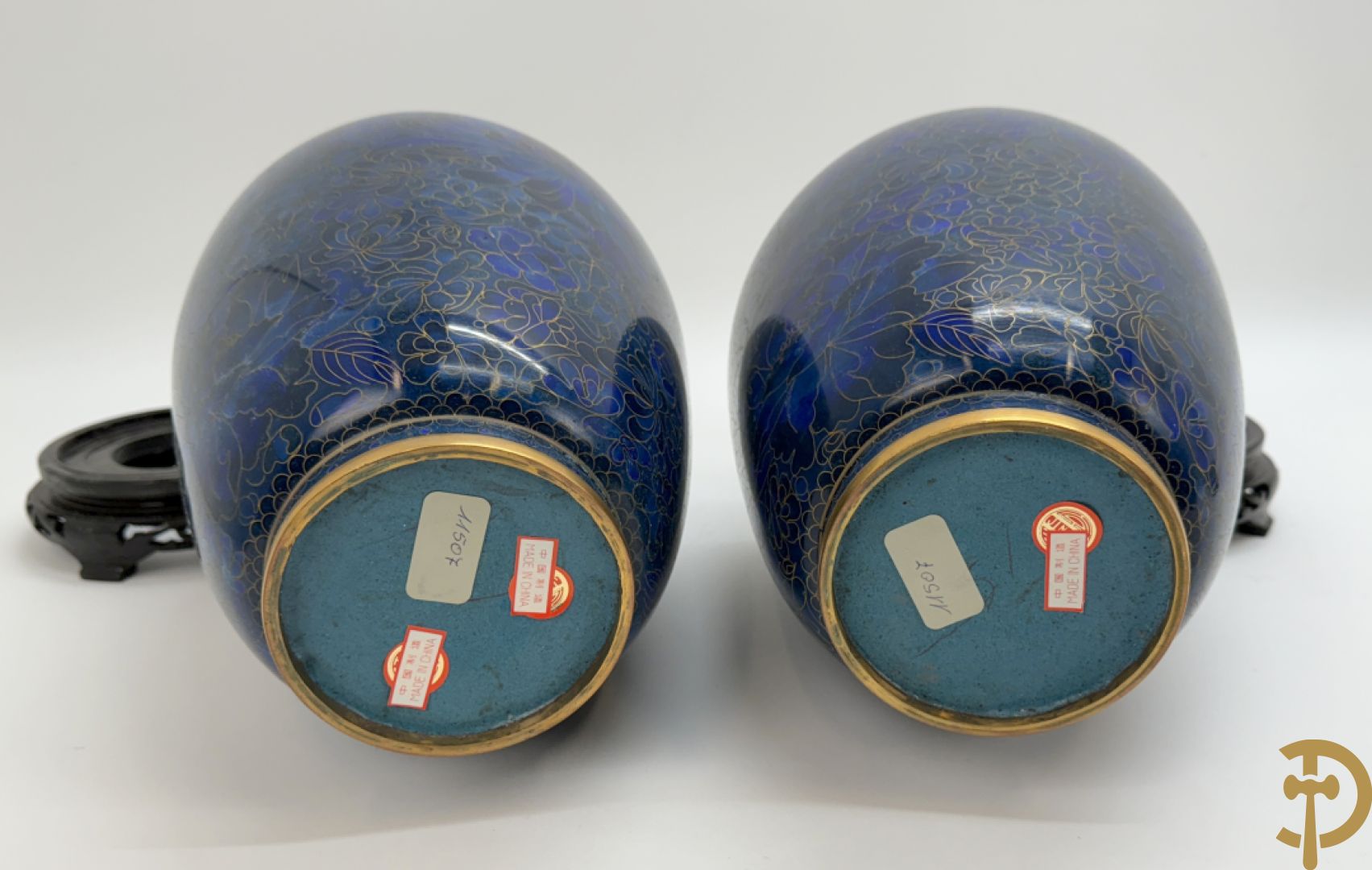 Paar blauwe cloisoné vazen met bloemendecor