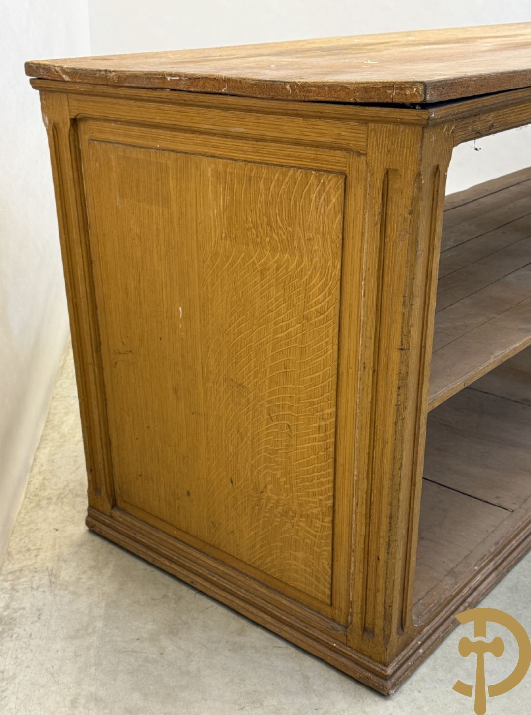 Pine winkeltoog met étagère in faux bois beschilderd