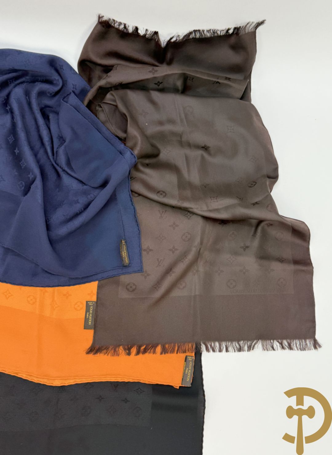 5 foulards Louis Vuitton (bruin, oranje, blauw en 2 zwarte)