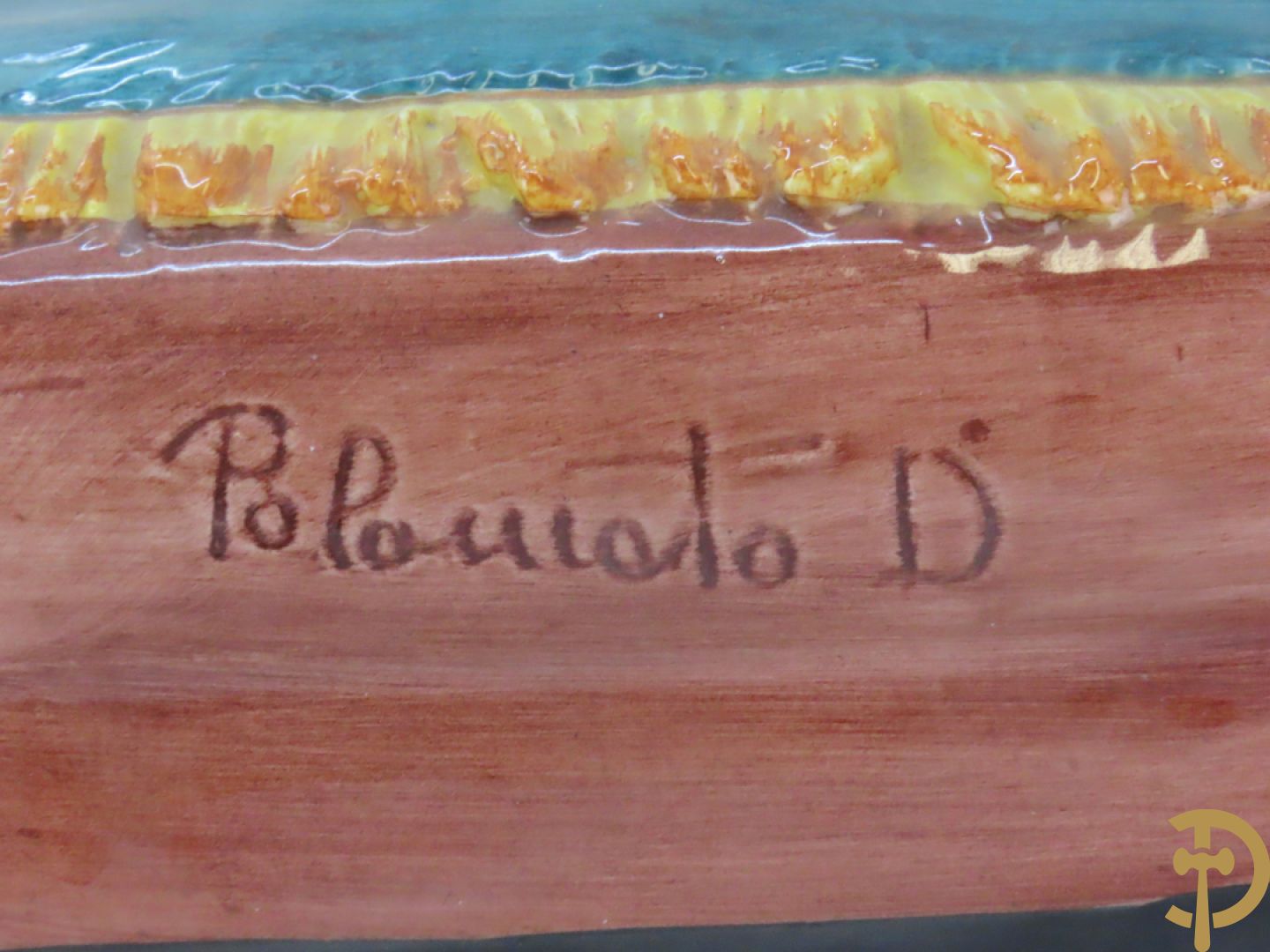 Twee Italiaanse beelden van oosterse dame met bloemen, getekend achteraan Polouioto en oosterse man met snaarinstrument in meerkleurige faience