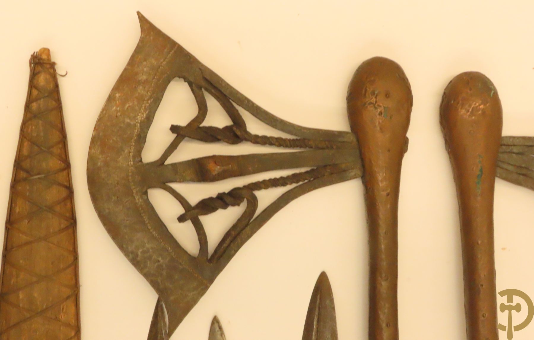 Verzameling mooi bewerkte Afrikaanse machetes, messen, speren, bijlen e.a.