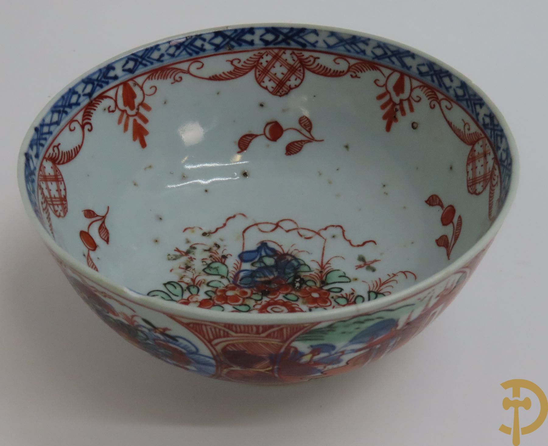 Zeven Chinese Imari bowls + theepot + dekselpotiche + hengselschaal