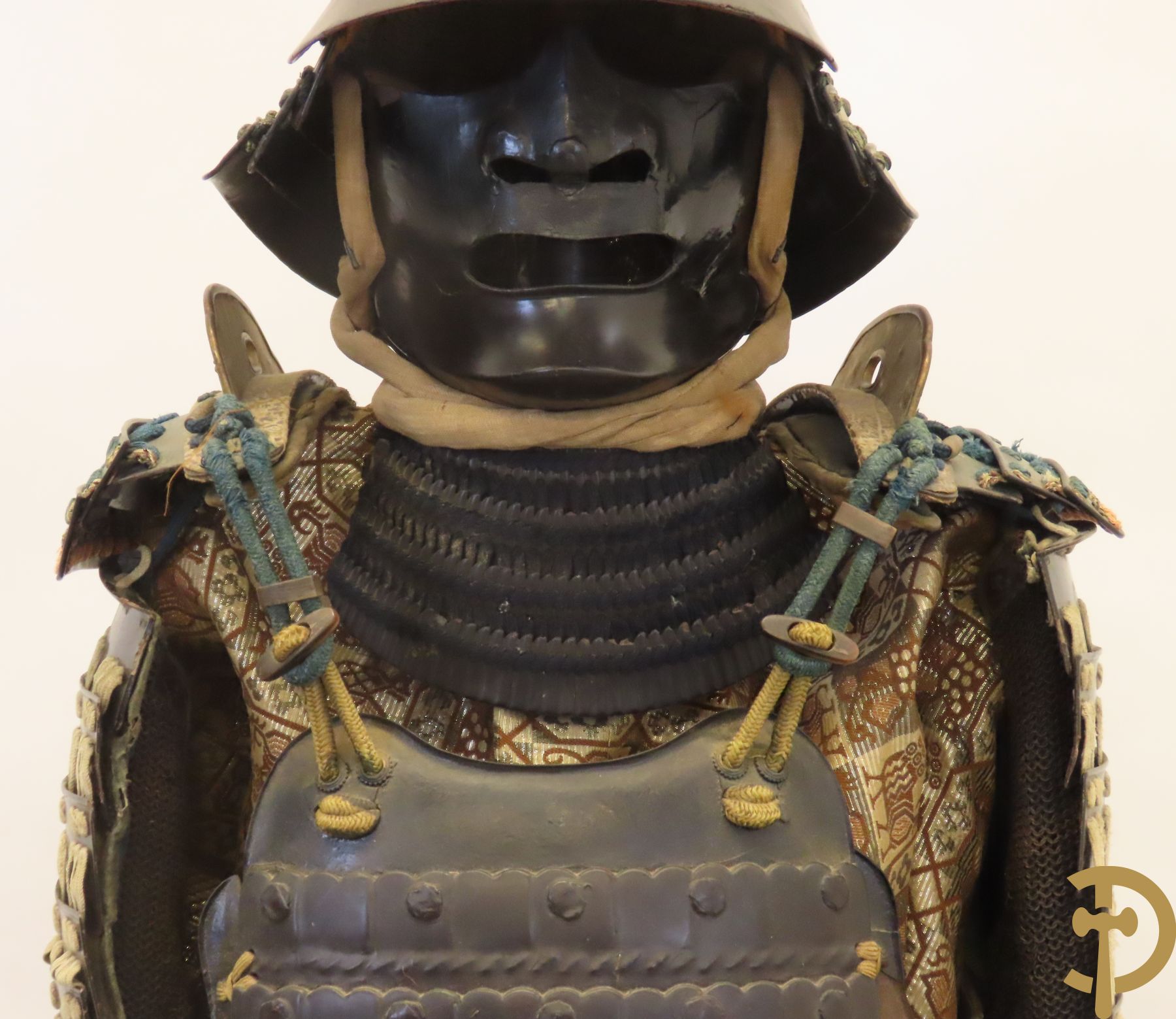 Aziatische antieke samurai uitrusting met helm gemonteerd op statief - type Okegawa Gusoku van ijzer en Kusari in leder.