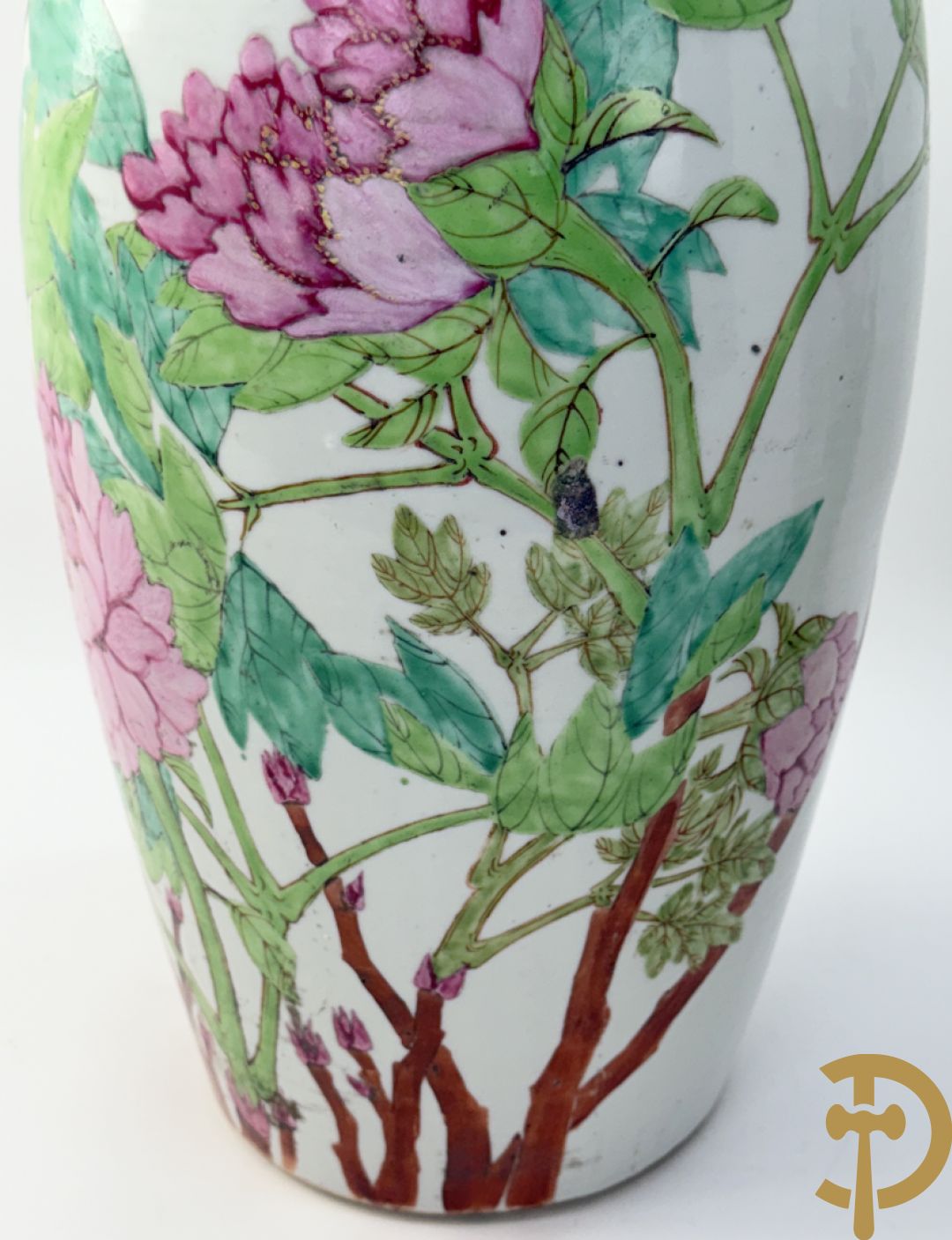 Paar Chinese porseleinen vazen met bloemen- en vogeldecor, achteraan getekend