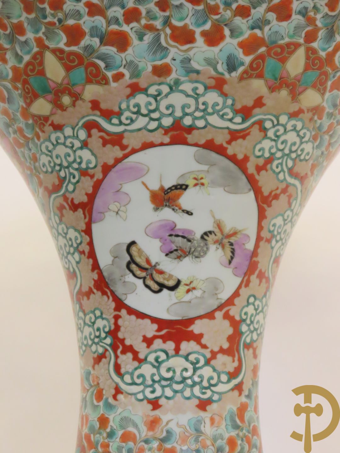 Japanse porseleinen waaiervaas met decor van geisha en krijger, bovenaan met florale motieven