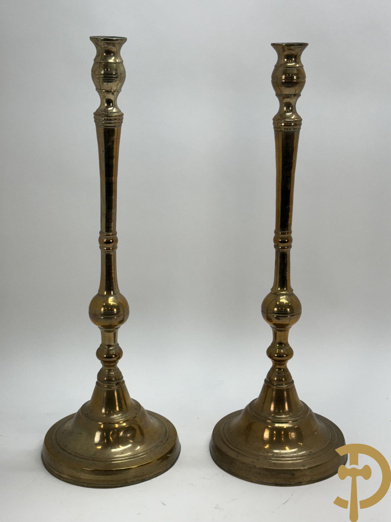 Paar antieke koperen kandelaars