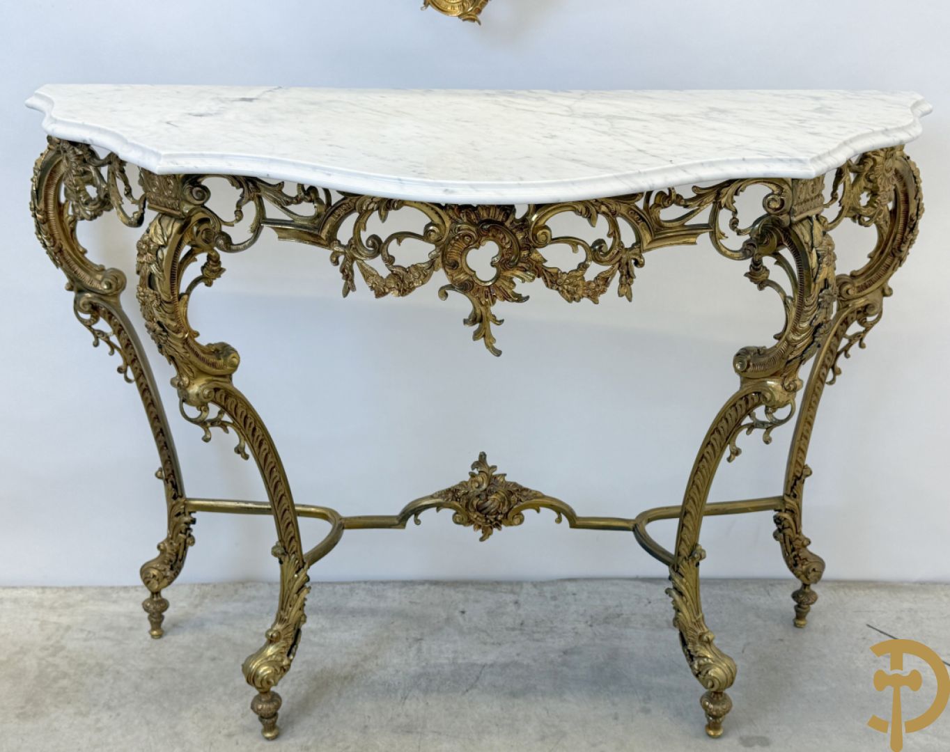 Koperen sierconsole Louis XV stijl met wit marmeren blad op 4 voluutvormige poten + bijhorende spiegel