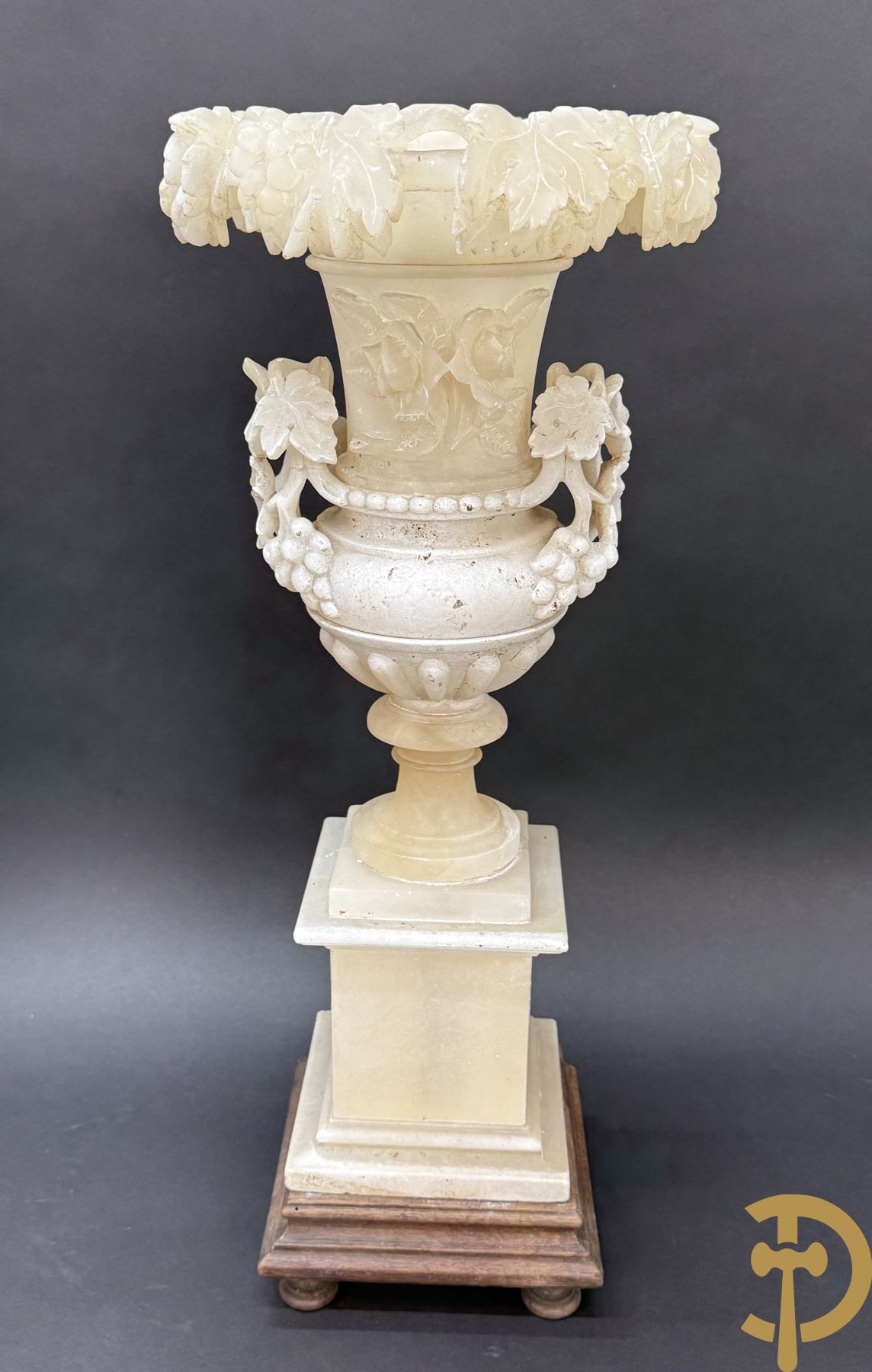 Paar handgesculpteerde albasten vazen met bloemen- en accanthusranken