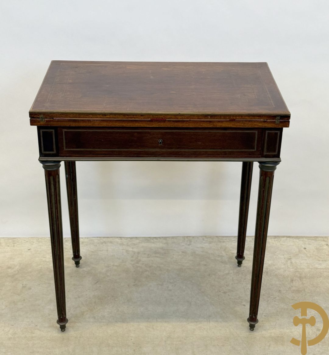 Openklapbare speeltafel en ingewerkt schrijfbureau met koperinlegwerk