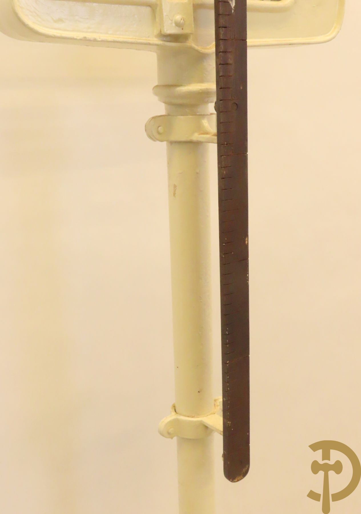 Oude metalen doktersweegschaal met meetlat