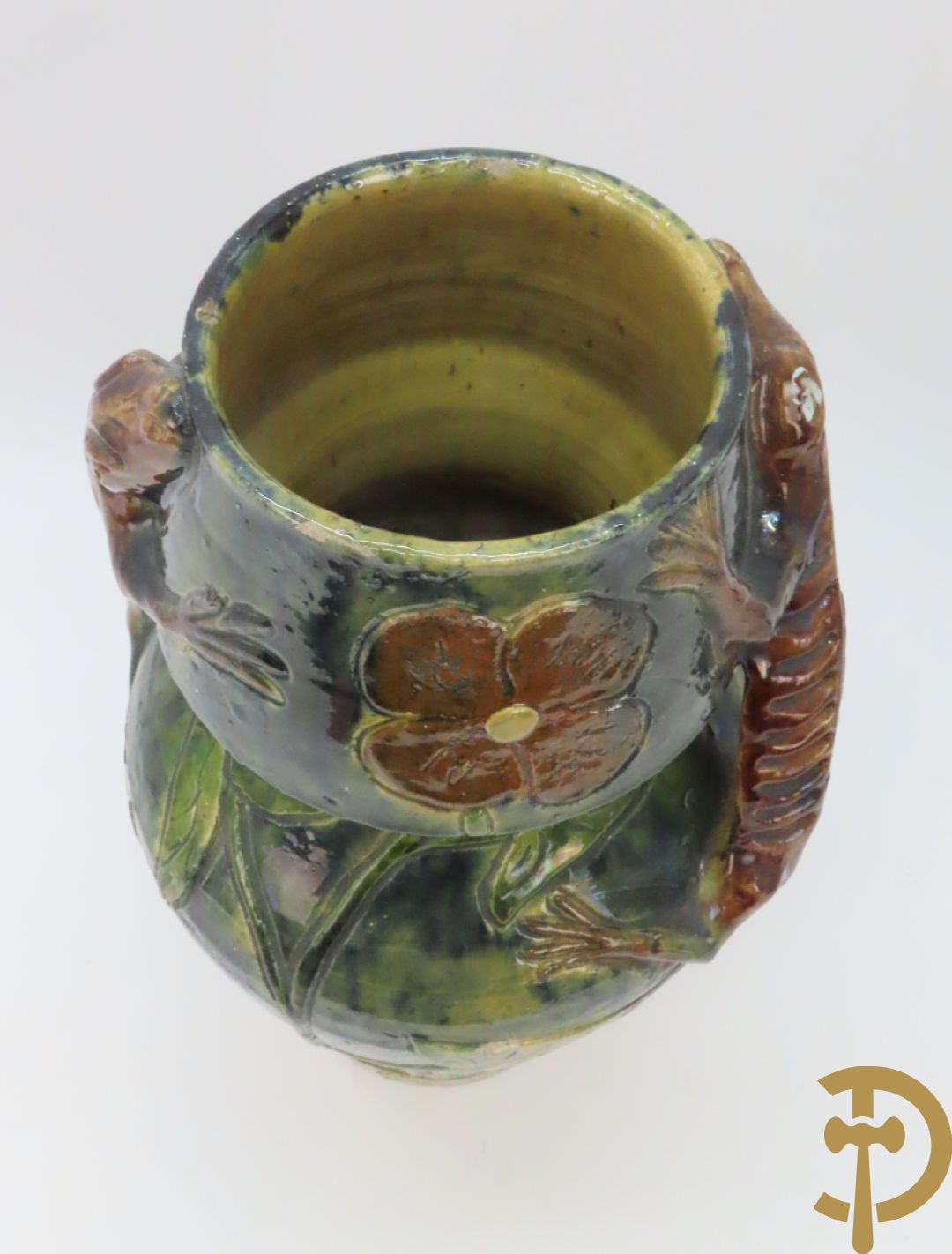 Vlaamse aardewerken vaas met salamander en bloemendecor, VH gemerkt (Van Humskerk)