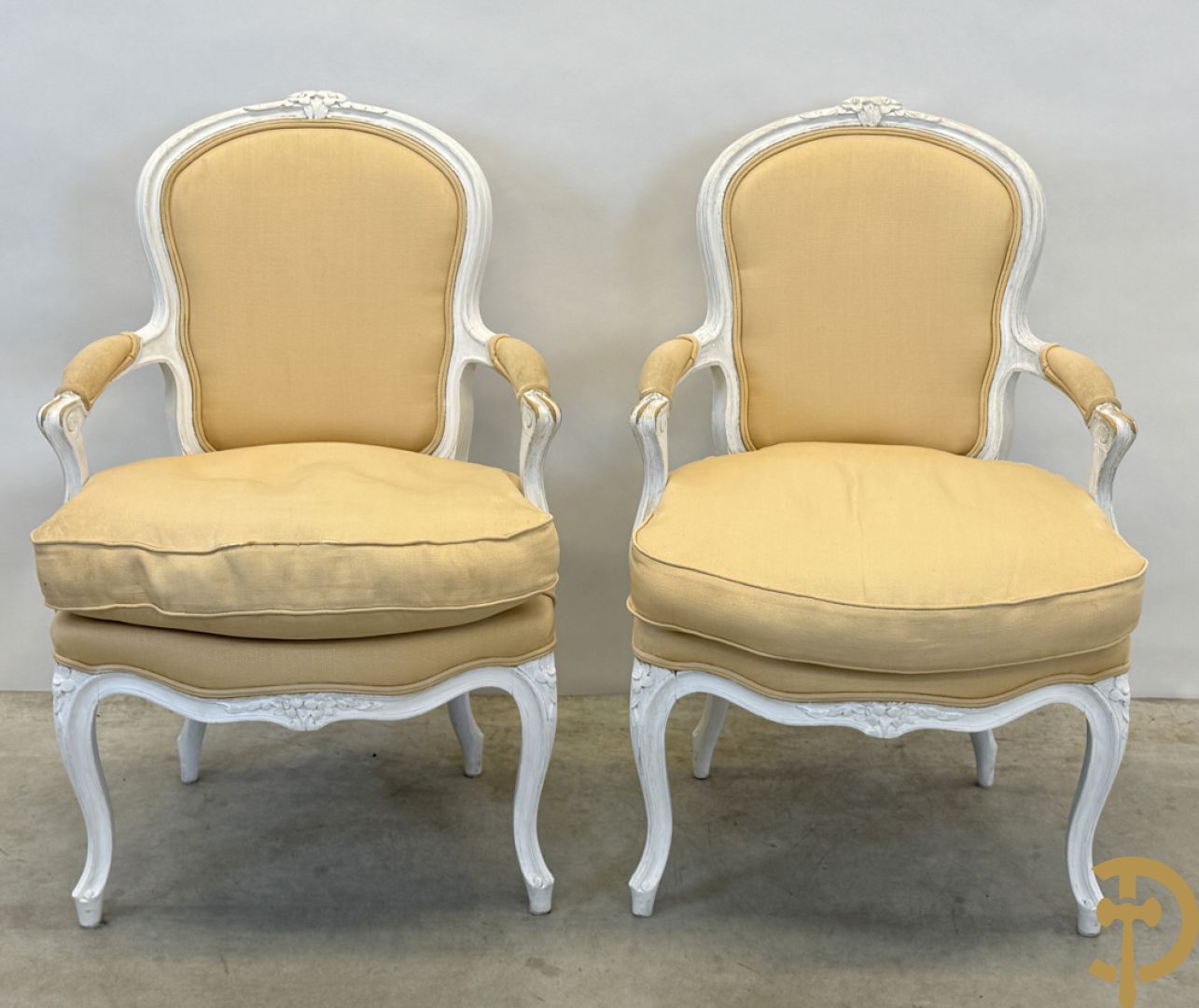 Paar wit gemonochromeerde Louis XV armzetels op voluutvormige poten + 1 andere