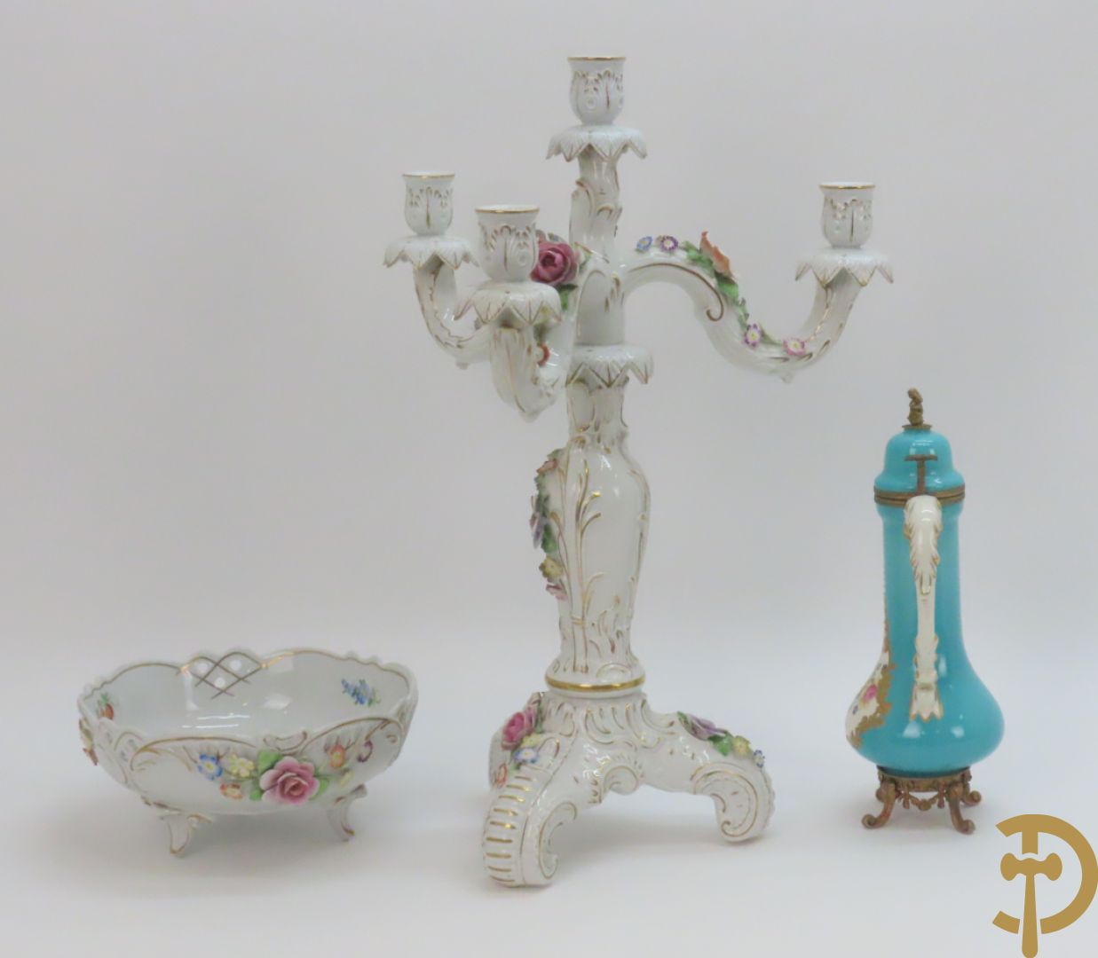 Driearmige porseleinen kandelaar met bloemenmotieven, onderaan gemerkt Plaue + porseleinen coupe Plaue + Limoges schenkkan met bloemendecor