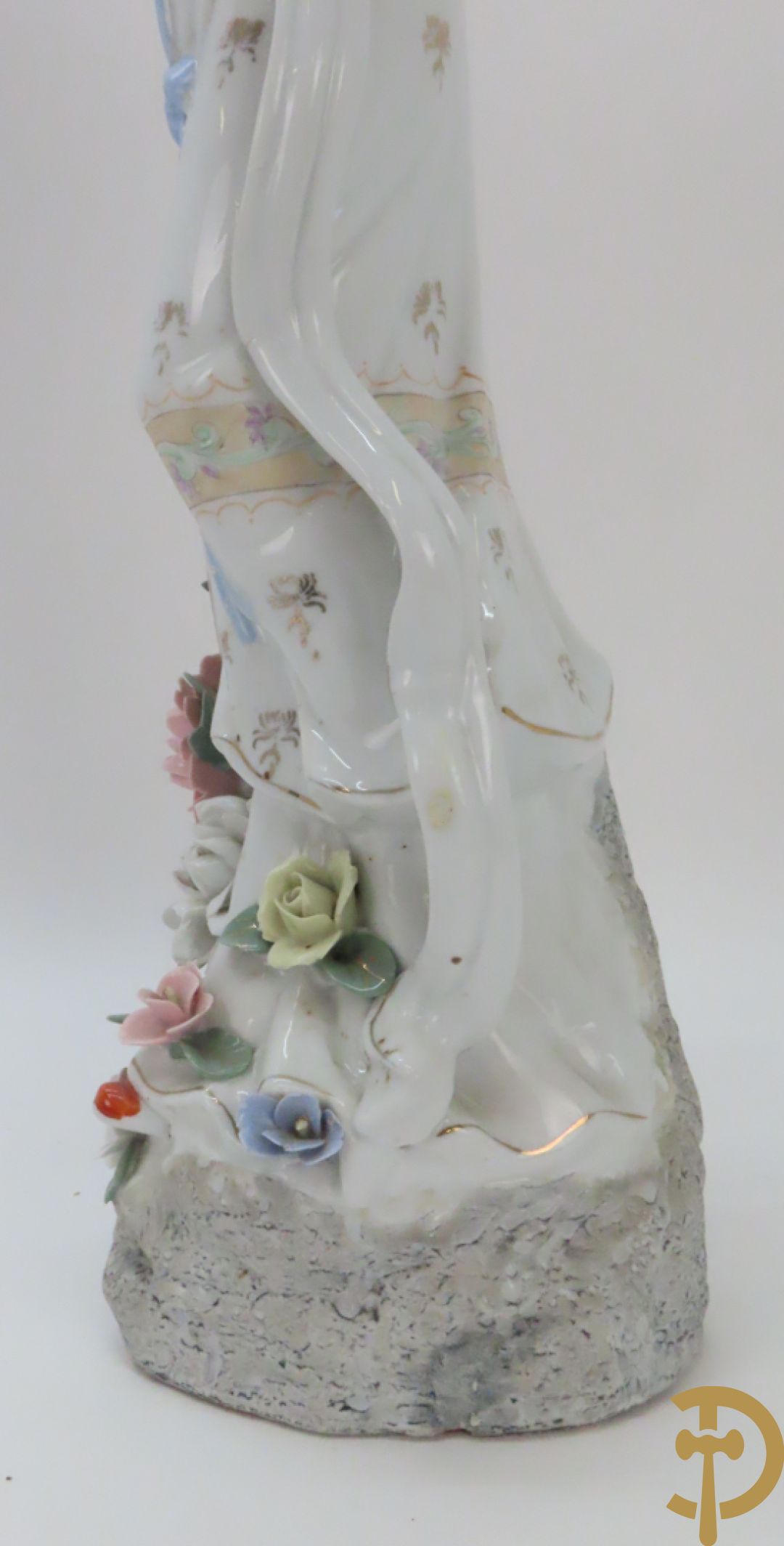 Chinese porseleinen geisha dame tussen de bloemen