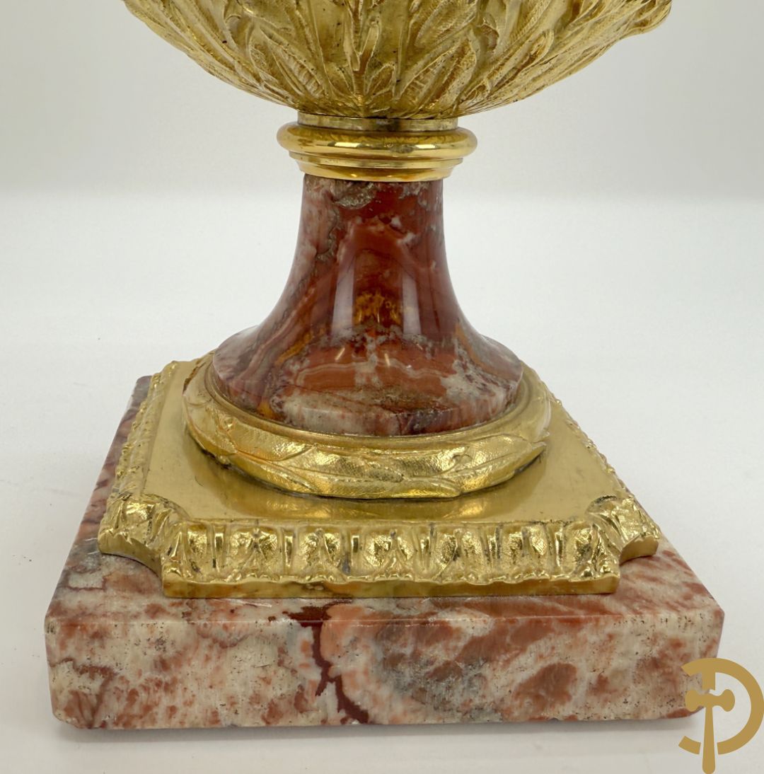 Paar marmeren cassolettes met zwanehalzen en guirlandes