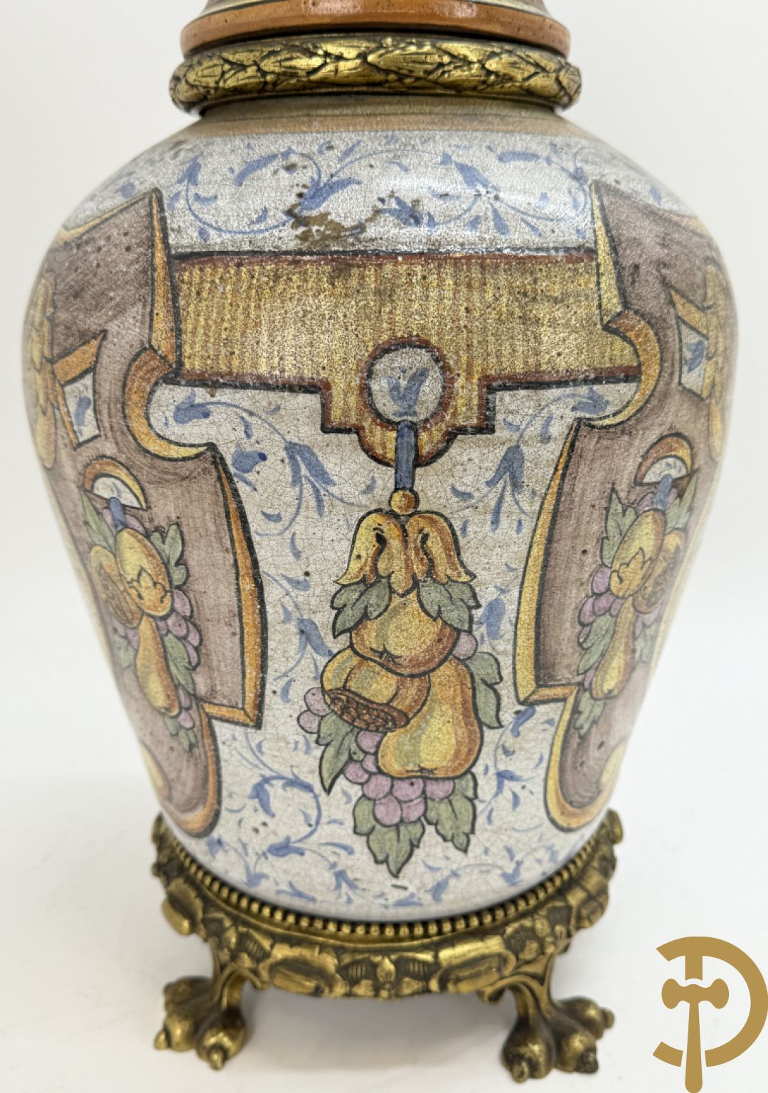 Dekselpotiche met decor van cupido in cartouche en bezet met bronzen ornamenten