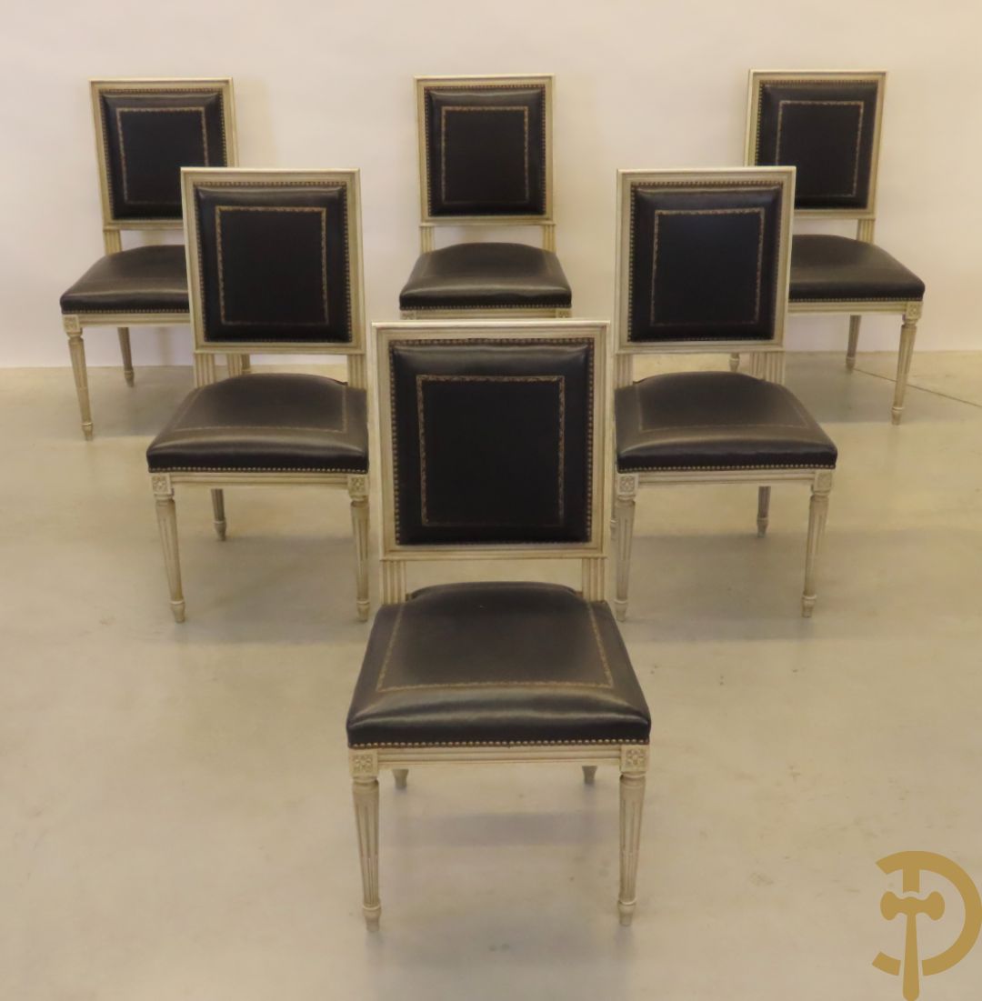 Notelaren eetkamer Louis XVI stijl bestaande uit vijfdeursdressoir met bloemenmarquetterie, bronsbeslag en wit marmeren blad, ovale uittrekbare tafel, 6 stoelen met leder bekleed en gegalbeerde vitrine met geslepen ruitjes