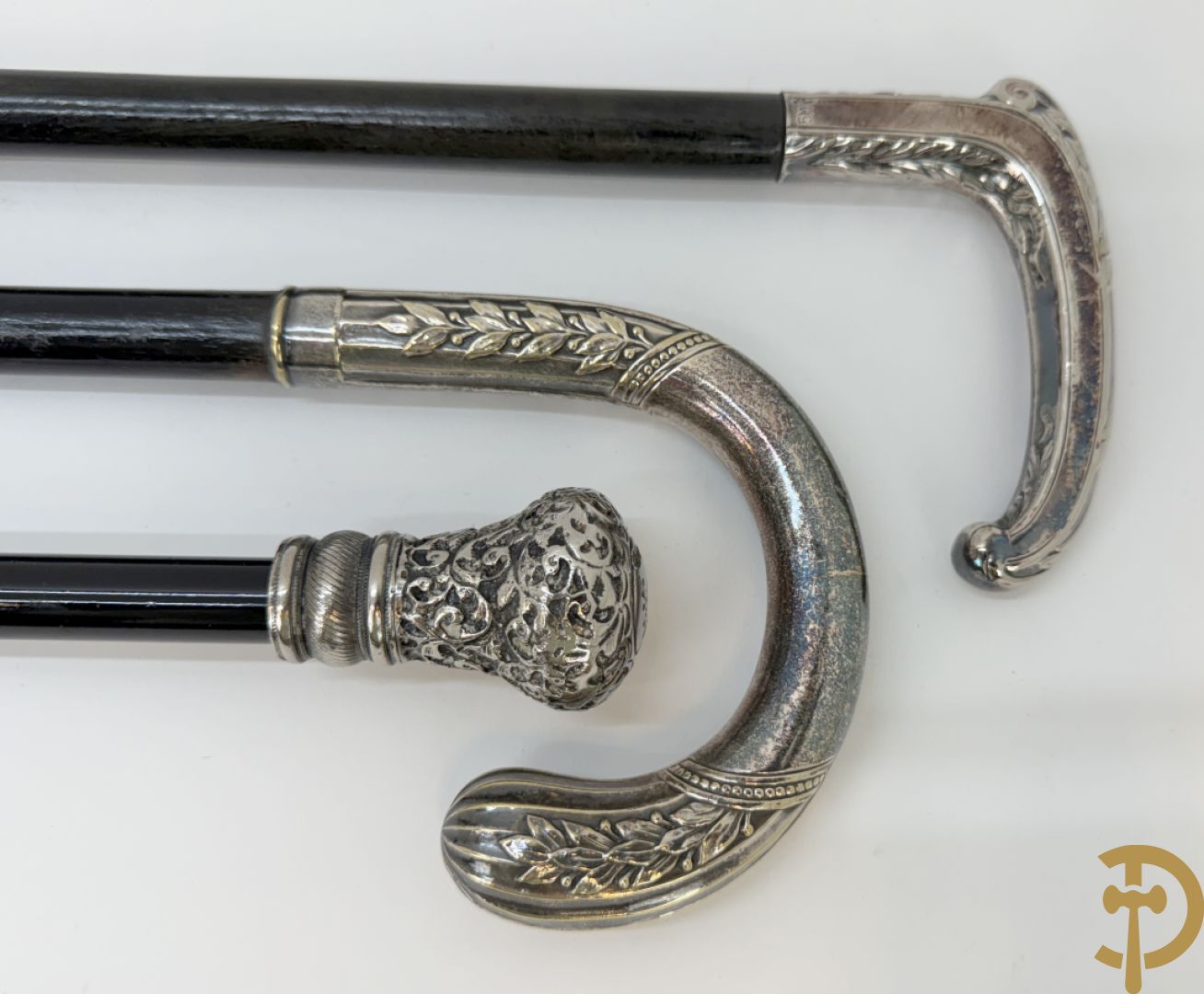 Drie wandelstokken met verzilverd handvat