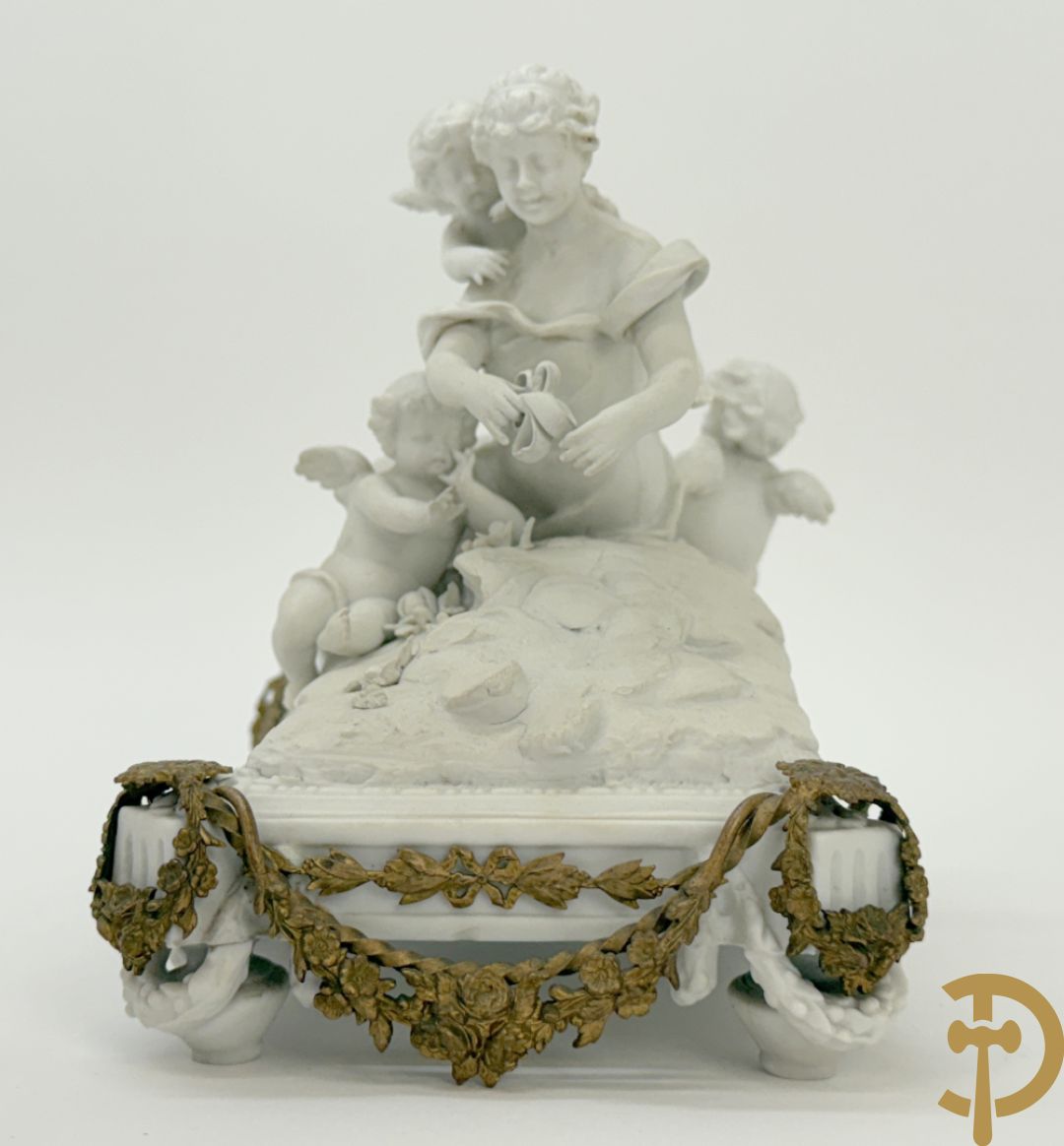 Biscuittafereel met dame met strik en 3 cupido