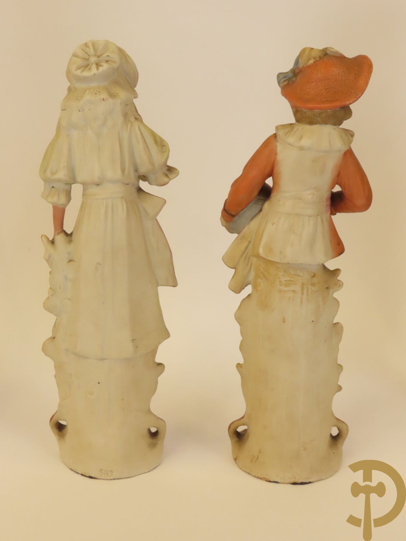 Meerkleurige porseleinen damesbuste + 14 biscuits