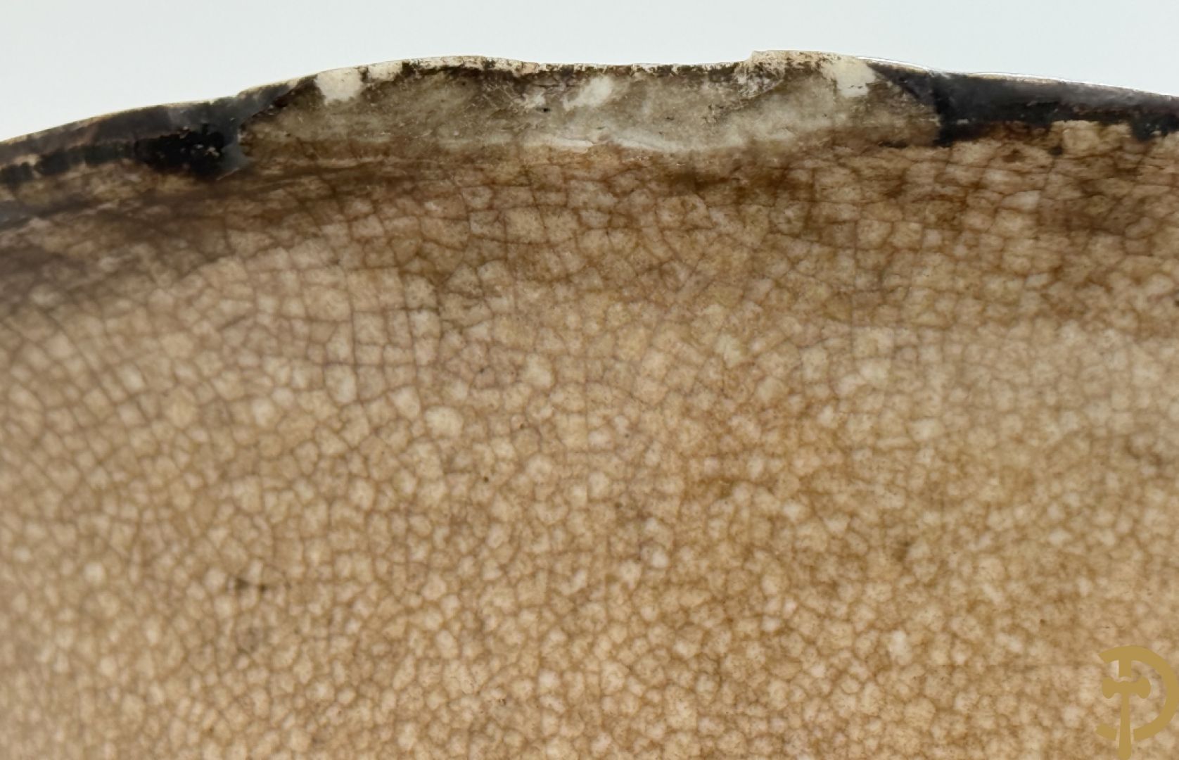 Antieke Chinese Nankin vaas met decor van wijsgeren, onderaan bezet met hert en bovenaan met pioenrozen