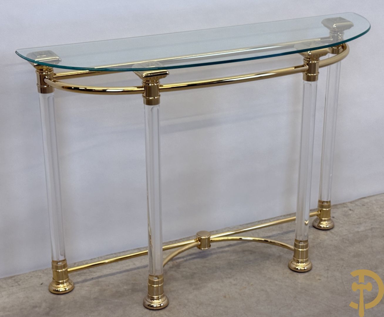 Moderne console met koperen frame op 4 helder plexi poten