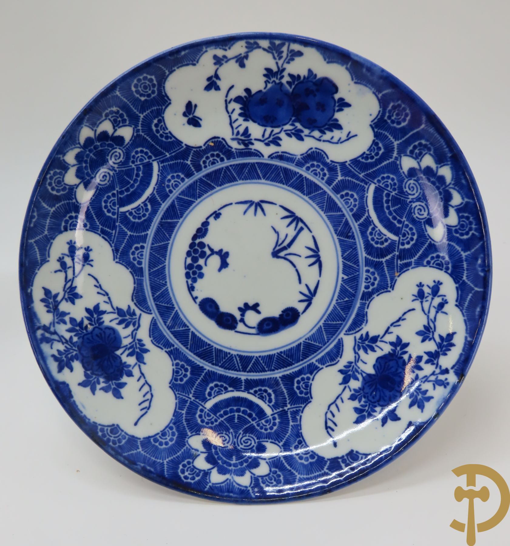 Acht Chinese porseleinen borden w.o. blauw/wit met bloemendecor, 2 blauw/witte borden, 2 Imari borden (1 met ster), 2 porseleinen borden met decor van bloemen in landschap en octagonaal bord