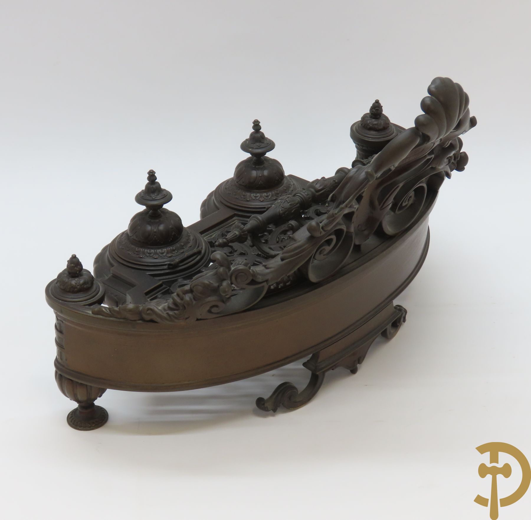 Bronzen Neo Renaissance inktstel met rocailles en bladmotieven