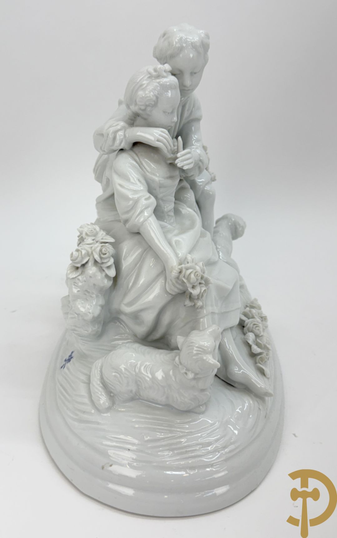 Milieu de table in porselein met bloemendecor + geajoureerde porseleinen Limoges coupe + porseleinen vaasje met cupido