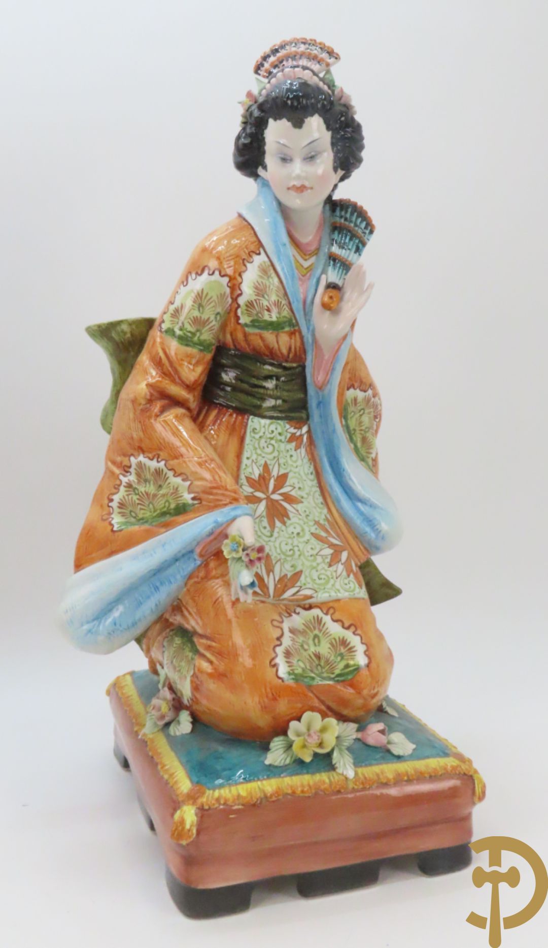 Twee Italiaanse beelden van oosterse dame met bloemen, getekend achteraan Polouioto en oosterse man met snaarinstrument in meerkleurige faience